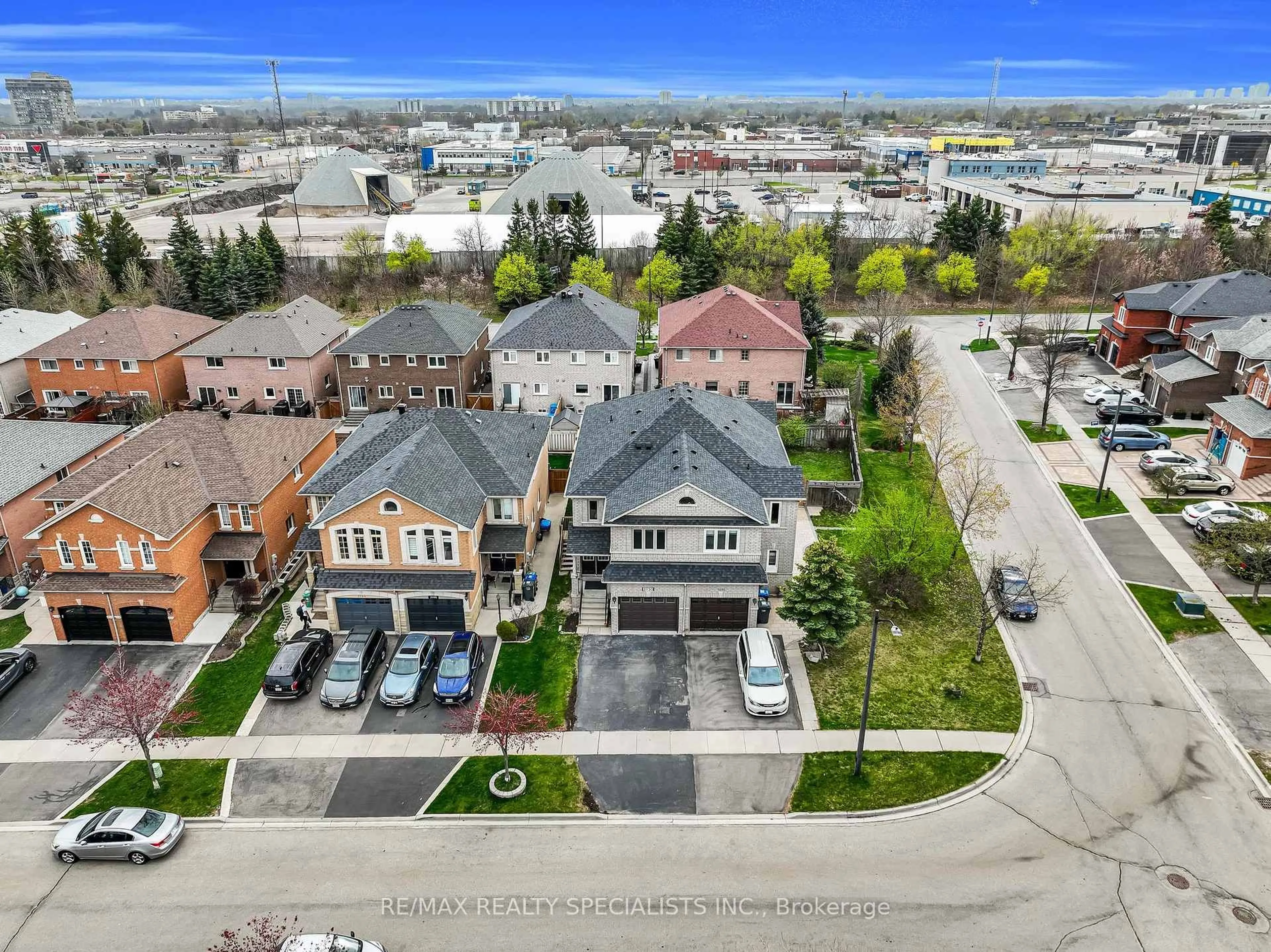 A pic from outside/outdoor area/front of a property/back of a property/a pic from drone, street for 3150 Wheatstone Ave, Mississauga Ontario L5B 4J1