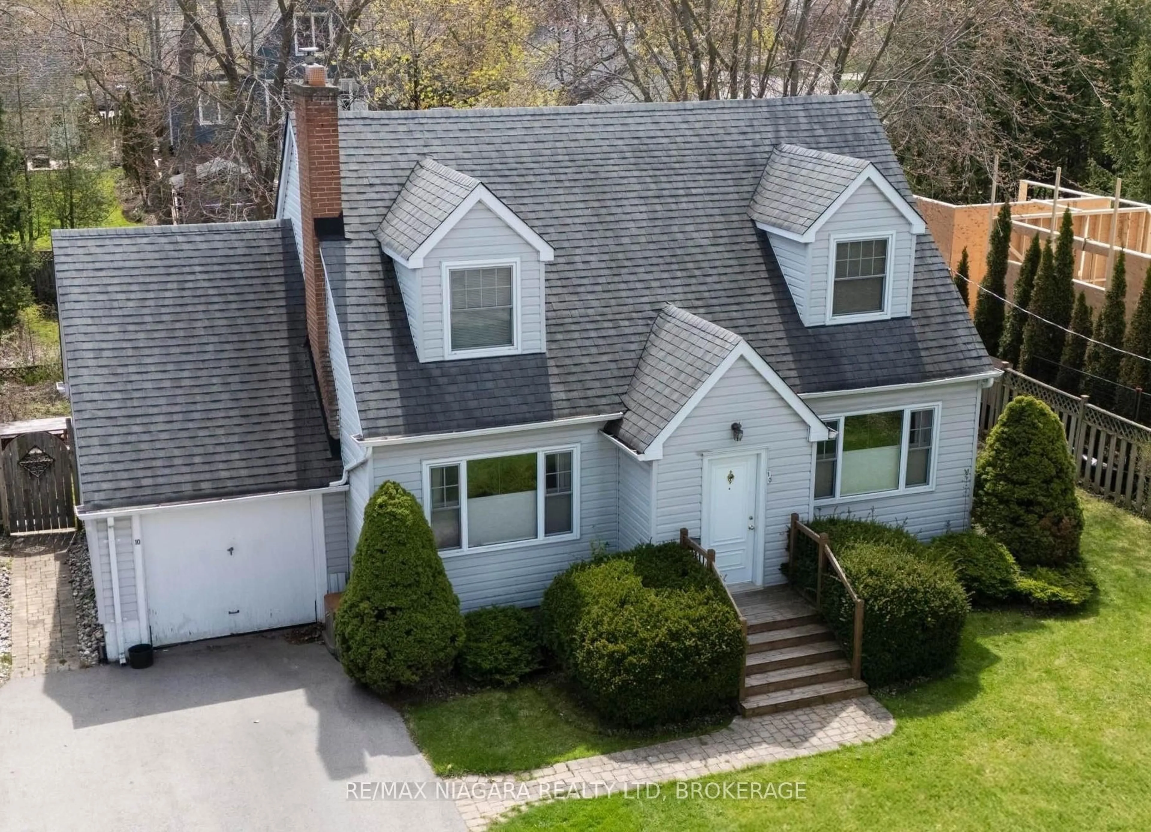 A pic from outside/outdoor area/front of a property/back of a property/a pic from drone, street for 10 Highland Rd, Oakville Ontario L6K 1S7