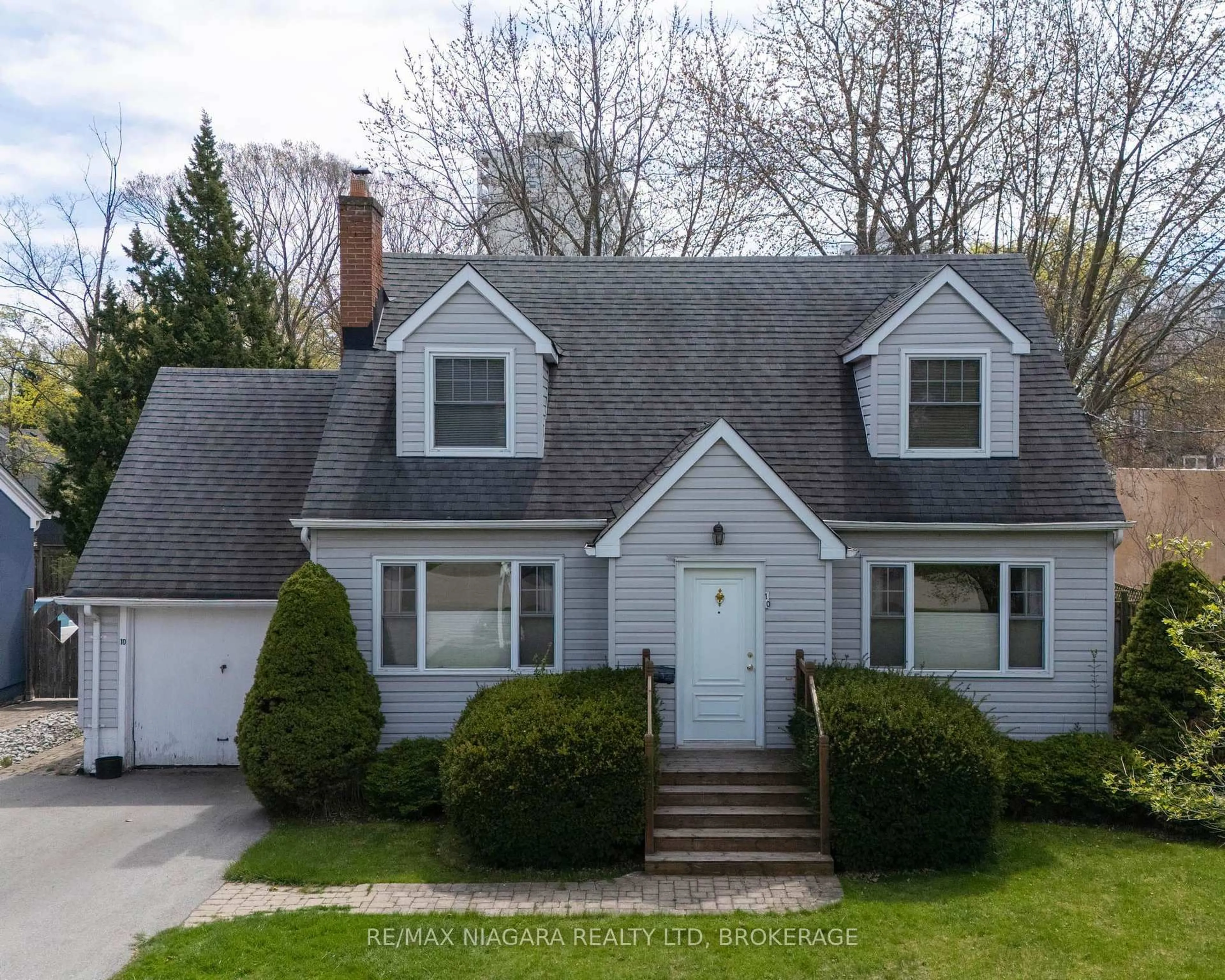 Home with vinyl exterior material, street for 10 Highland Rd, Oakville Ontario L6K 1S7