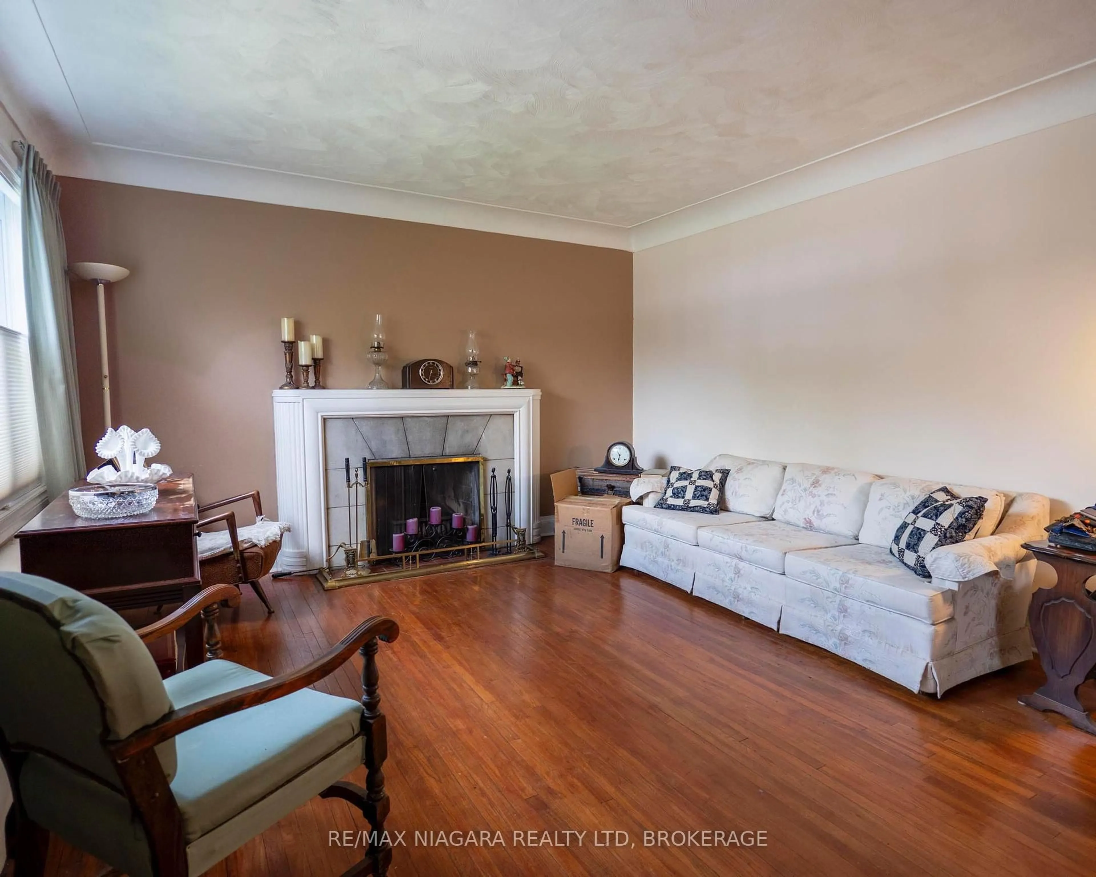 Living room with furniture, wood/laminate floor for 10 Highland Rd, Oakville Ontario L6K 1S7