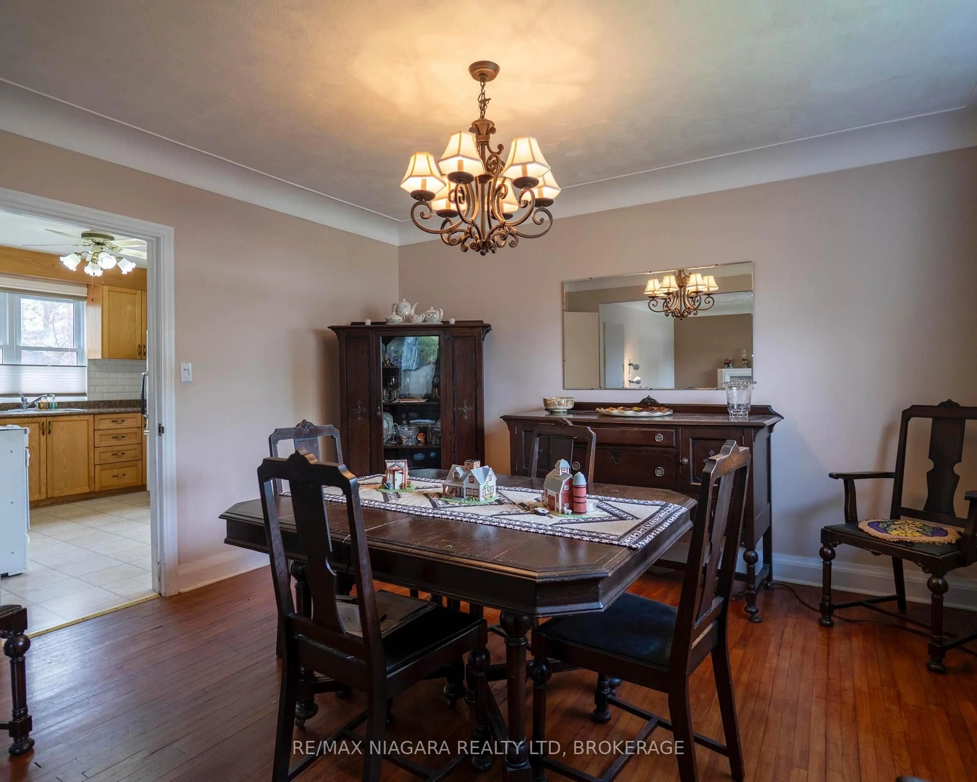 Dining room, unknown for 10 Highland Rd, Oakville Ontario L6K 1S7
