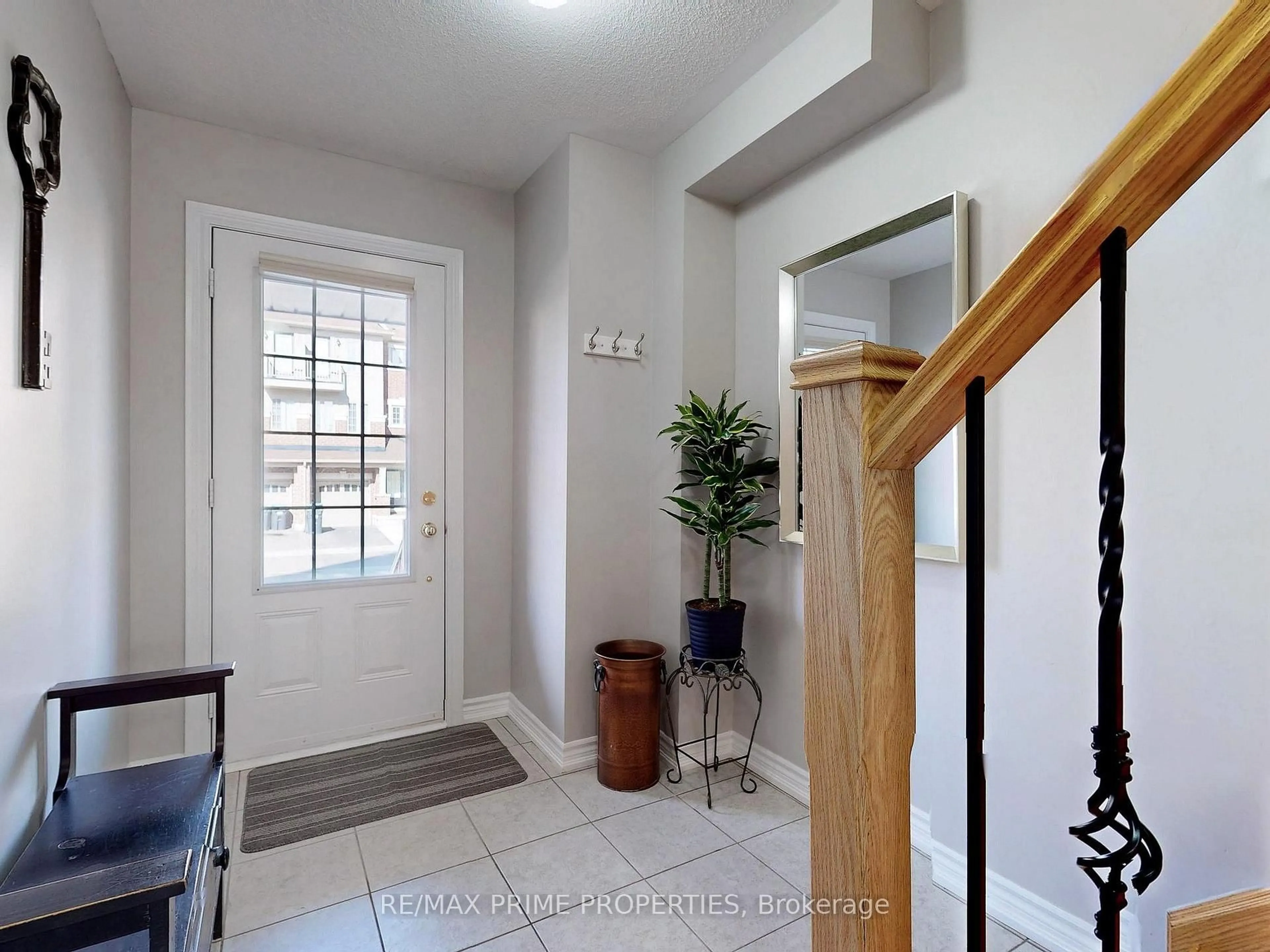 Indoor entryway for 21 Sprucewood Rd, Brampton Ontario L6Z 0J0