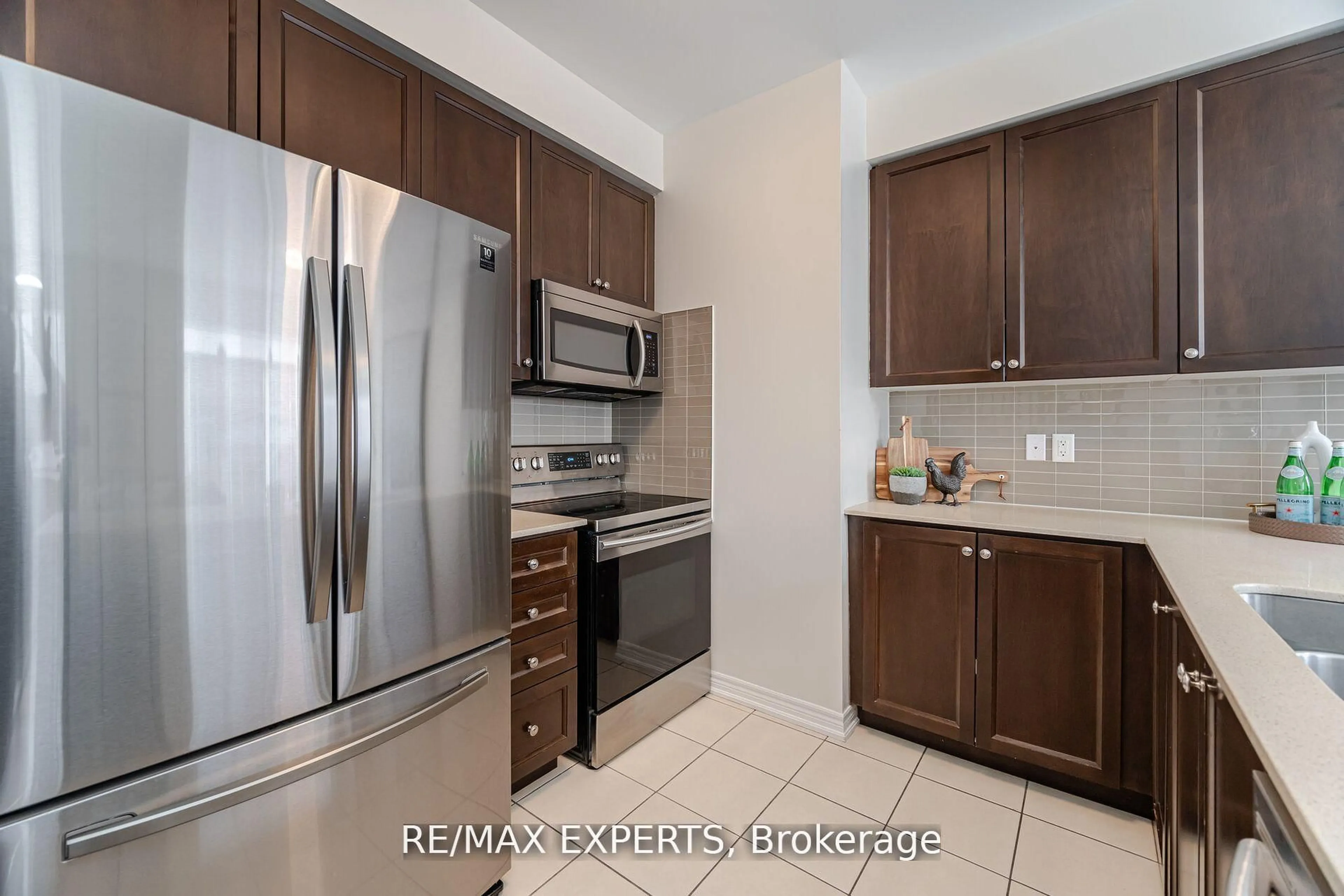 Standard kitchen, ceramic/tile floor for 11 Tormore Rd, Caledon Ontario L7E 4K8
