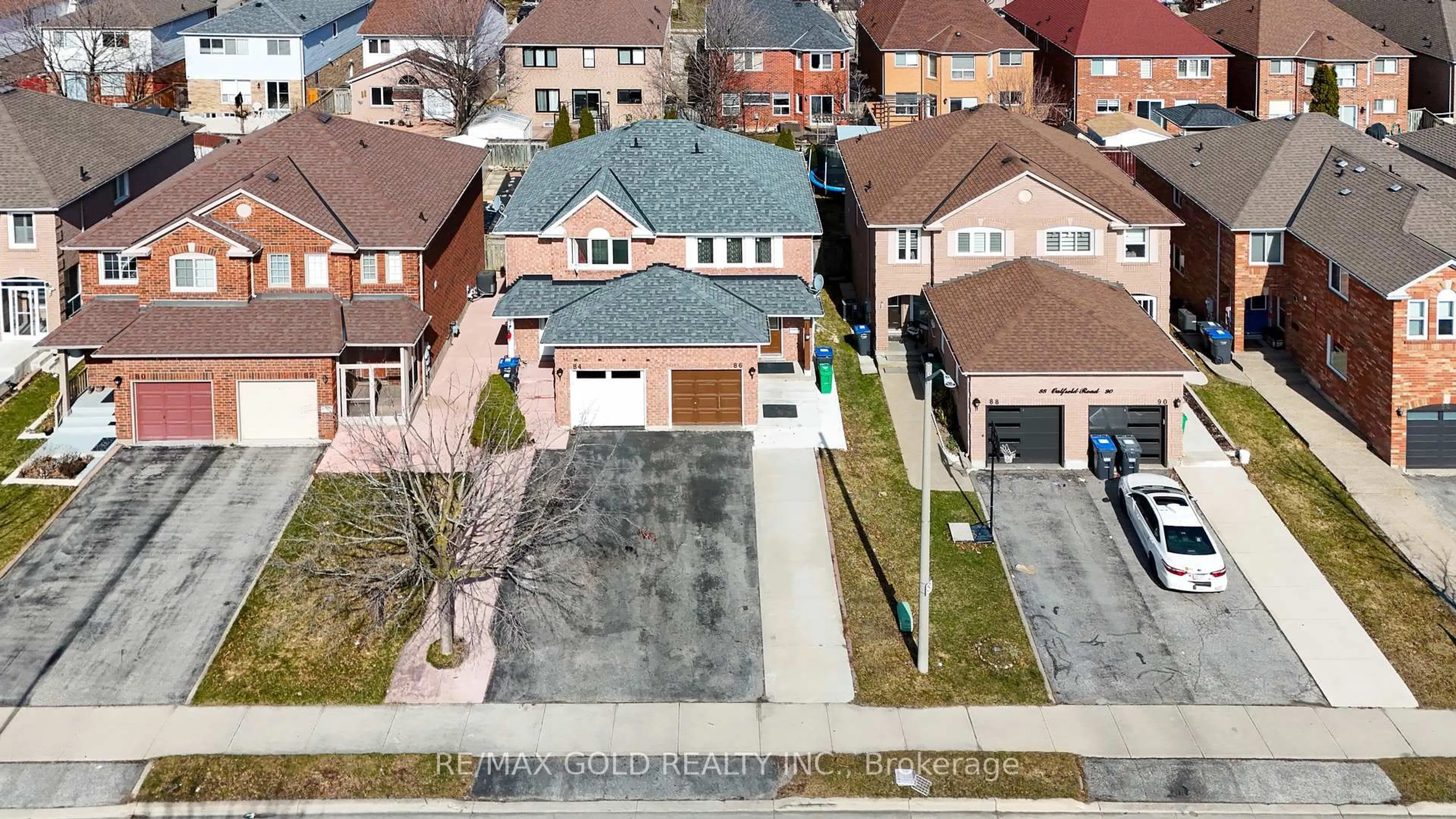 A pic from outside/outdoor area/front of a property/back of a property/a pic from drone, street for 86 Oatfield Rd, Brampton Ontario L6R 1Y5