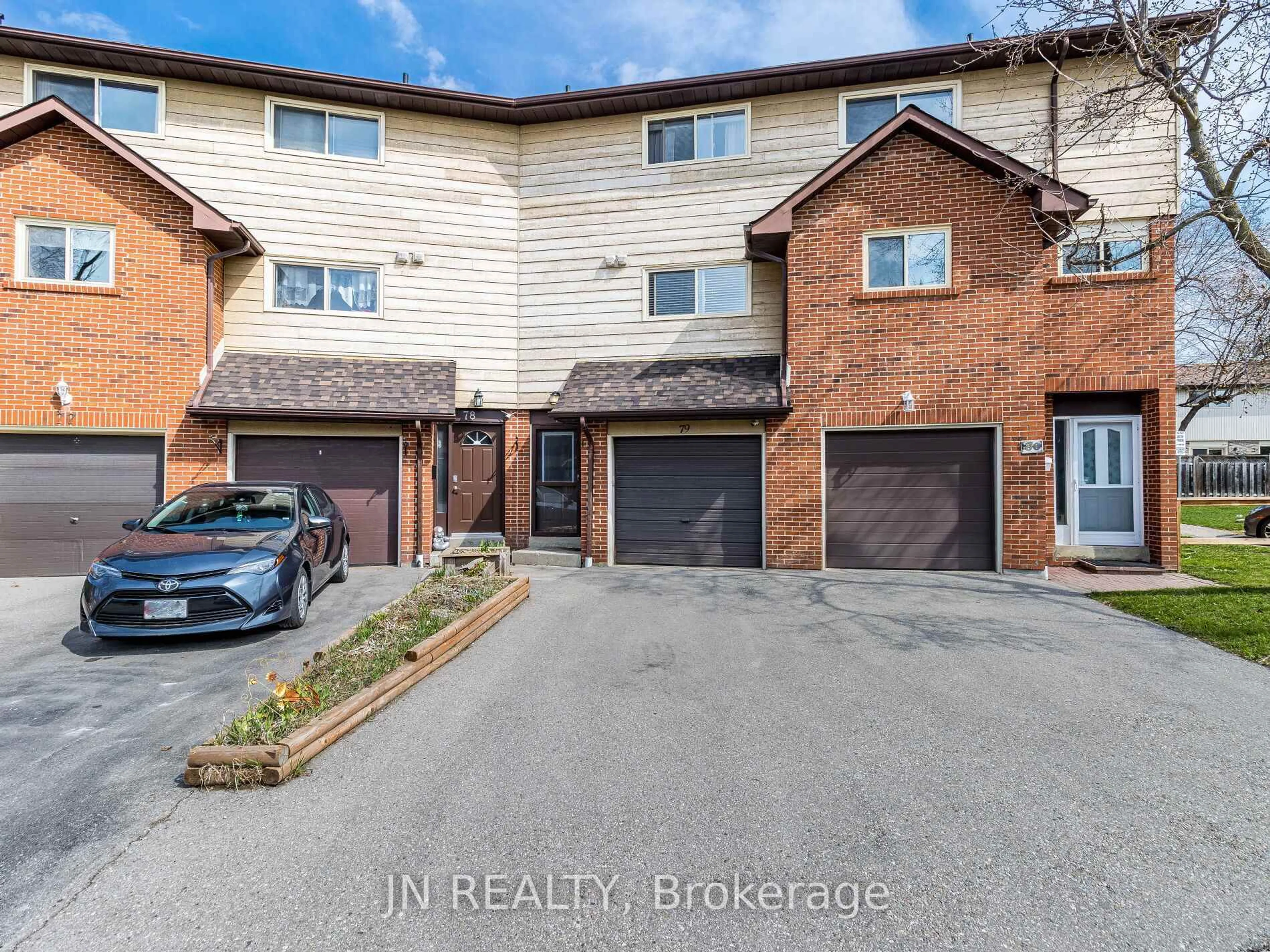 A pic from outside/outdoor area/front of a property/back of a property/a pic from drone, street for 79 Foster Cres #79, Brampton Ontario L6V 3M8