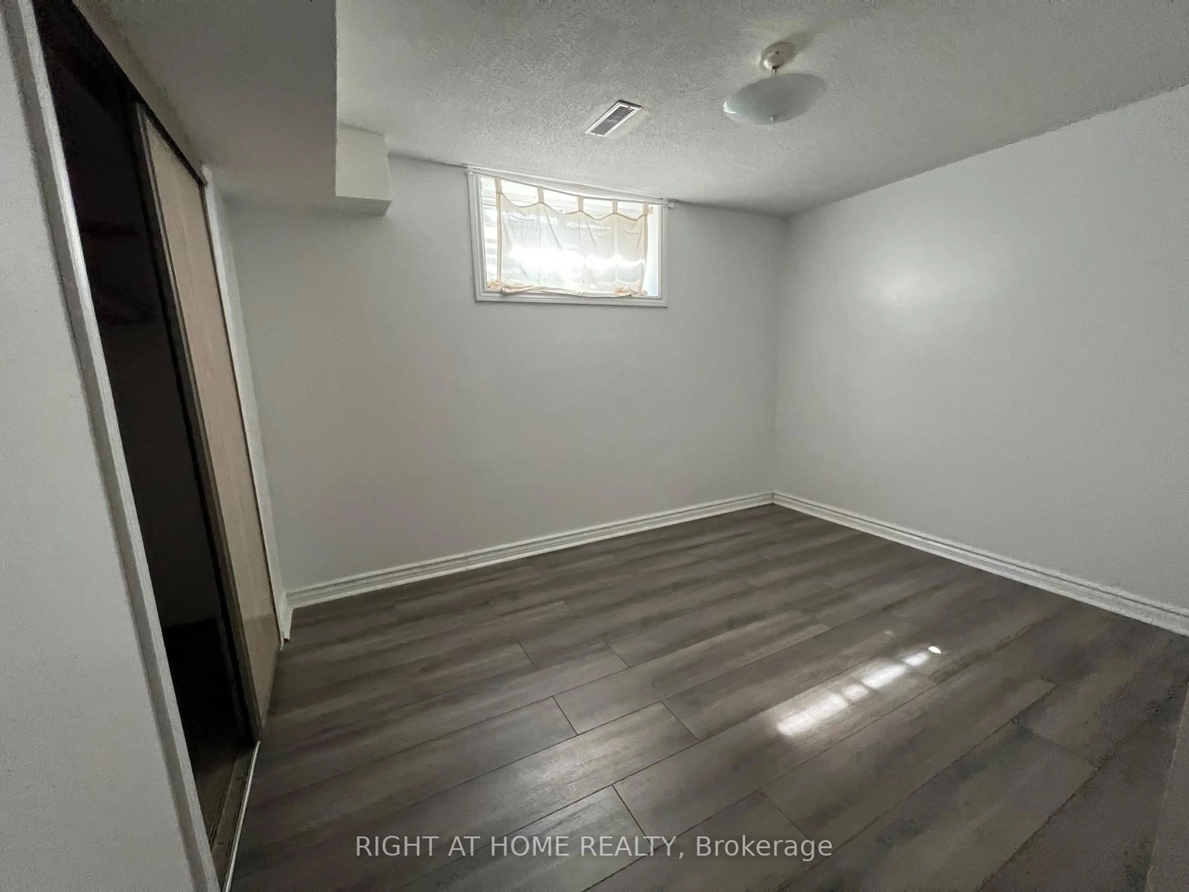 A pic of a room for 4277 Wilcox Rd, Mississauga Ontario L4Z 1C3