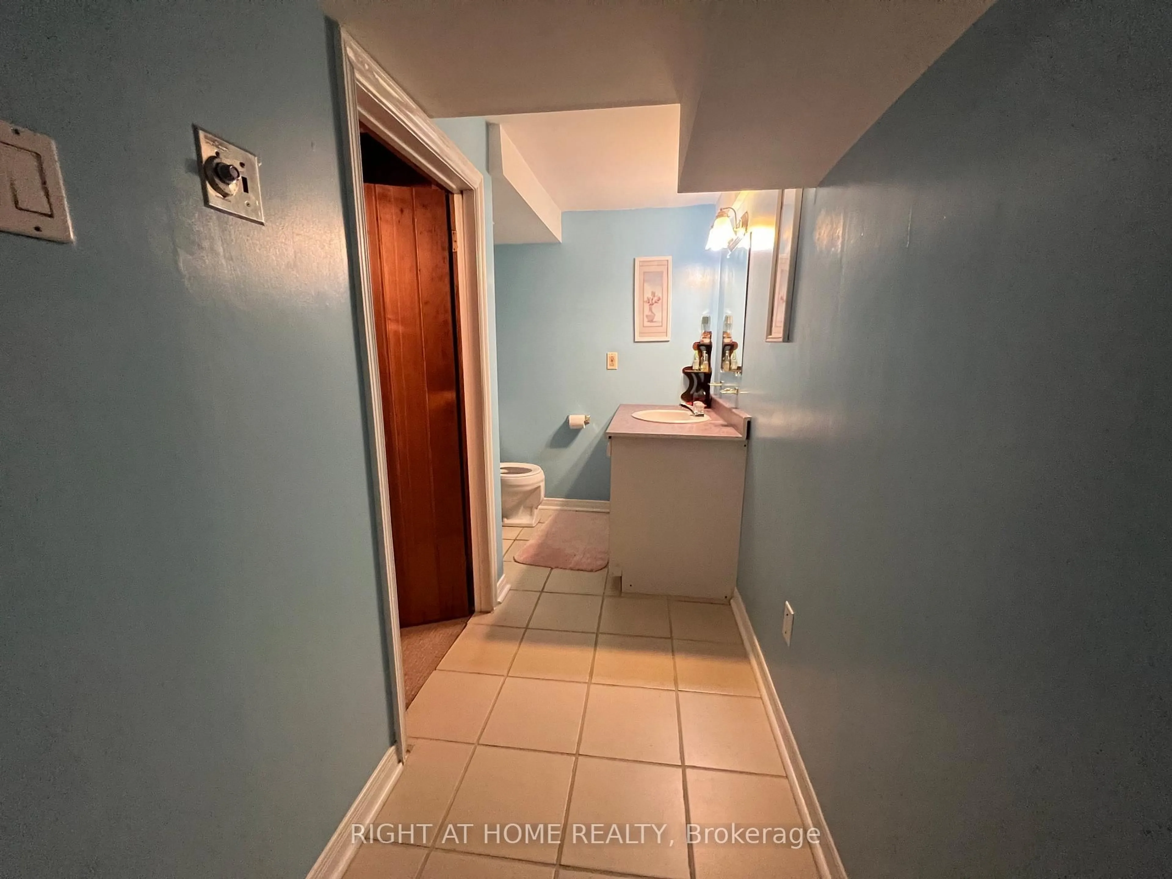 Standard bathroom, ceramic/tile floor for 4277 Wilcox Rd, Mississauga Ontario L4Z 1C3