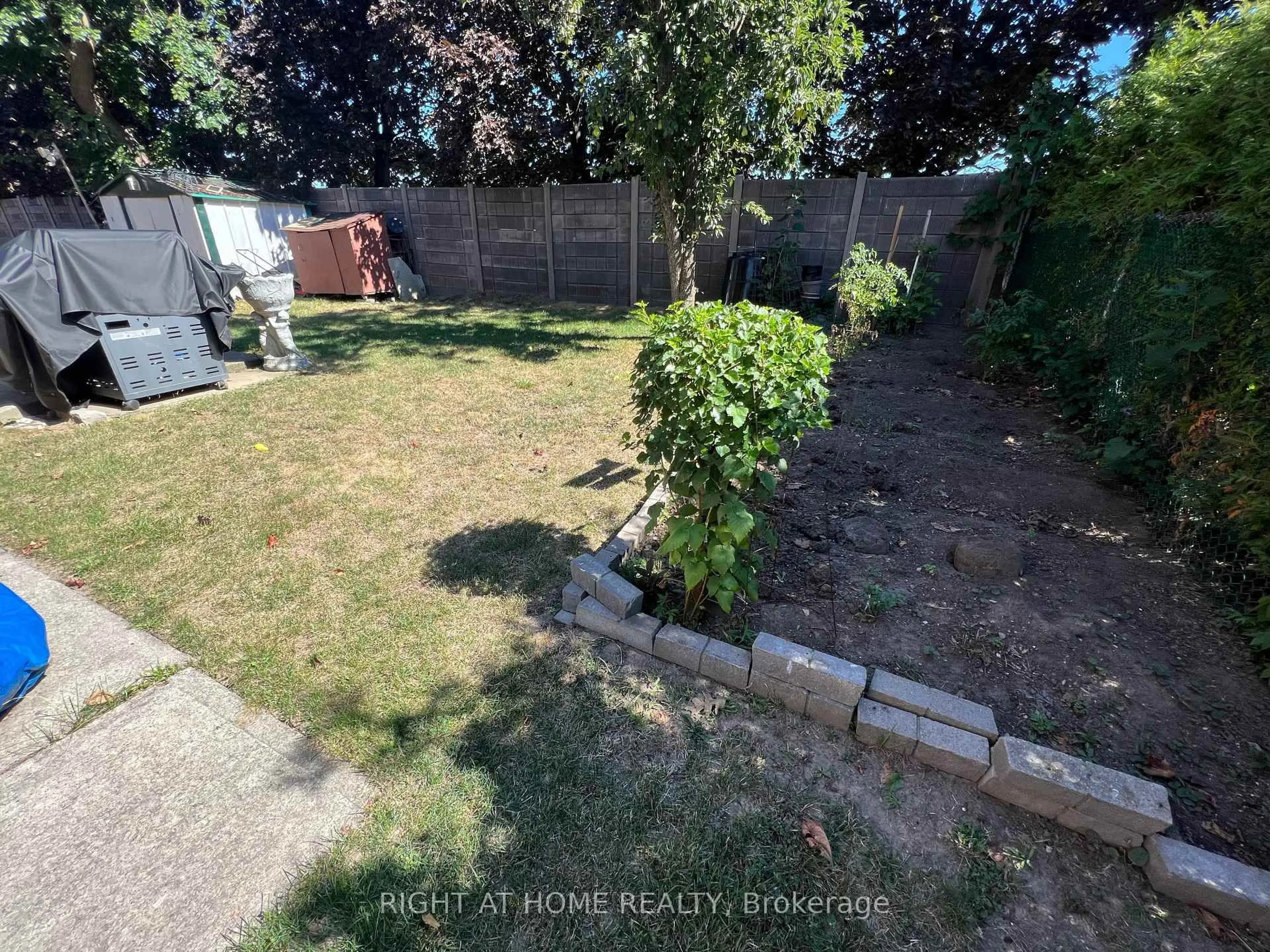 A pic from outside/outdoor area/front of a property/back of a property/a pic from drone, street for 4277 Wilcox Rd, Mississauga Ontario L4Z 1C3