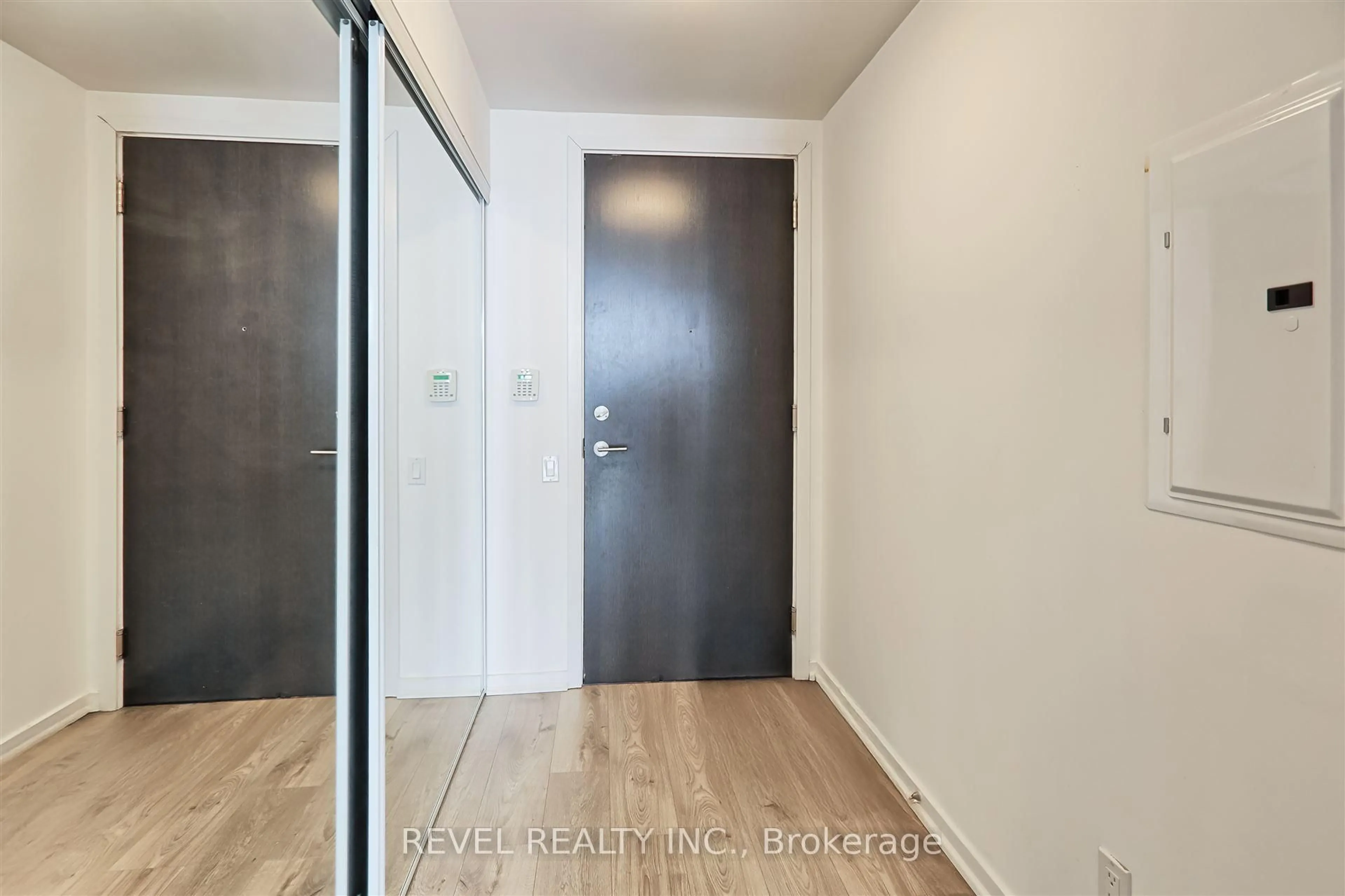 Indoor entryway for 105 The Queensway St #2805, Toronto Ontario M6S 5B5