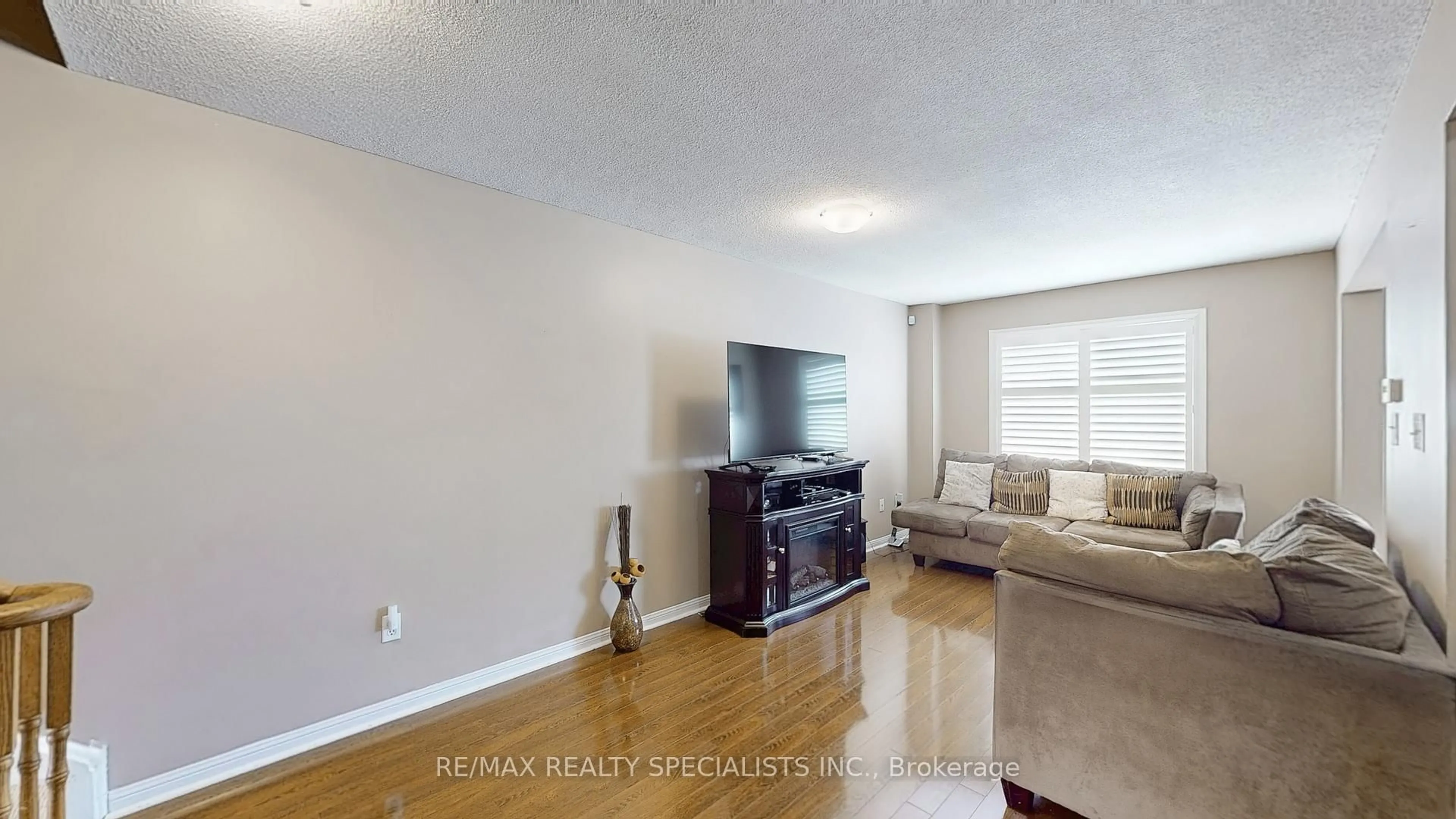 Living room with furniture, unknown for 2 Clay Brick Crt #19, Brampton Ontario L6V 4M7