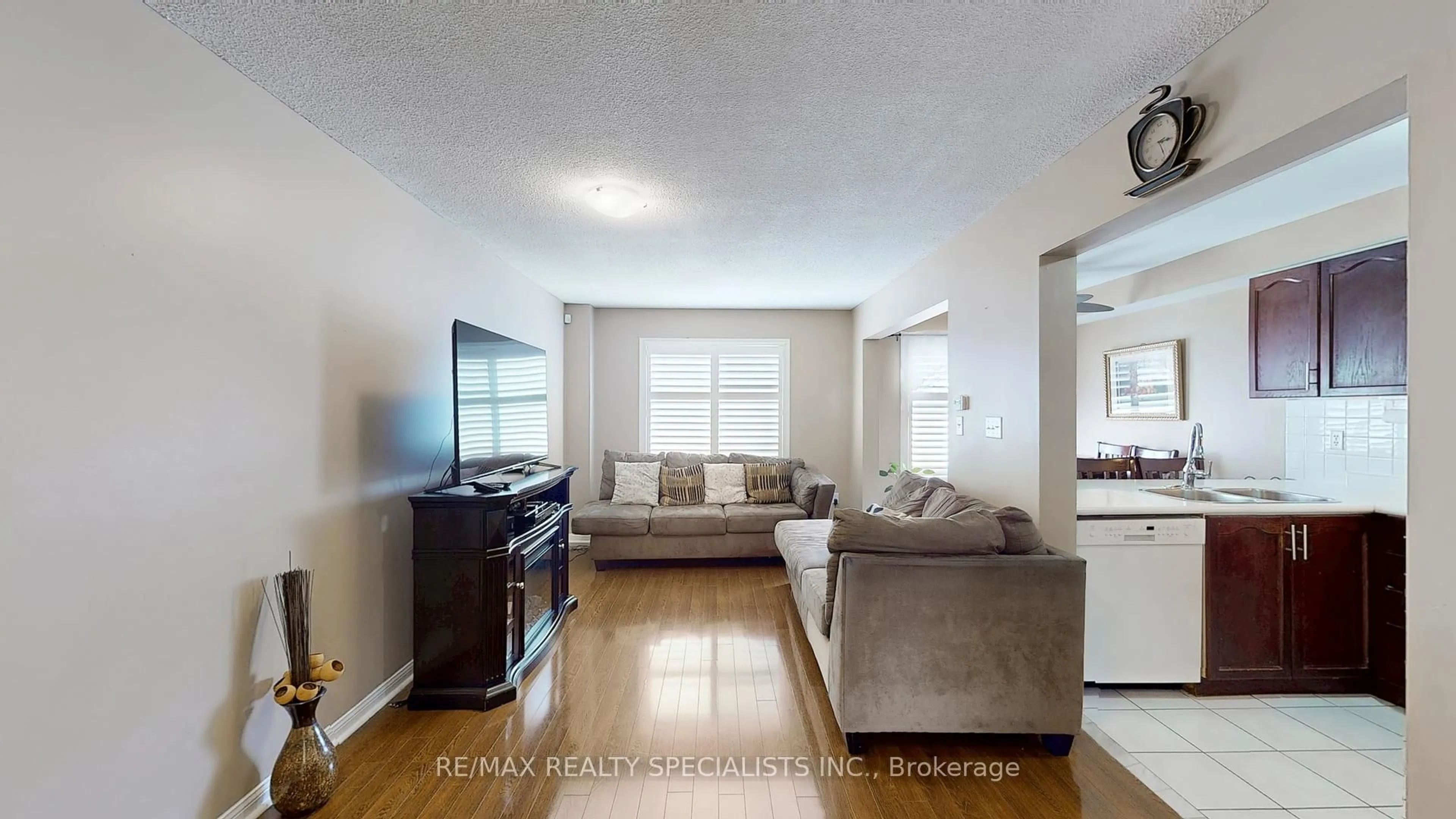 Living room with furniture, unknown for 2 Clay Brick Crt #19, Brampton Ontario L6V 4M7