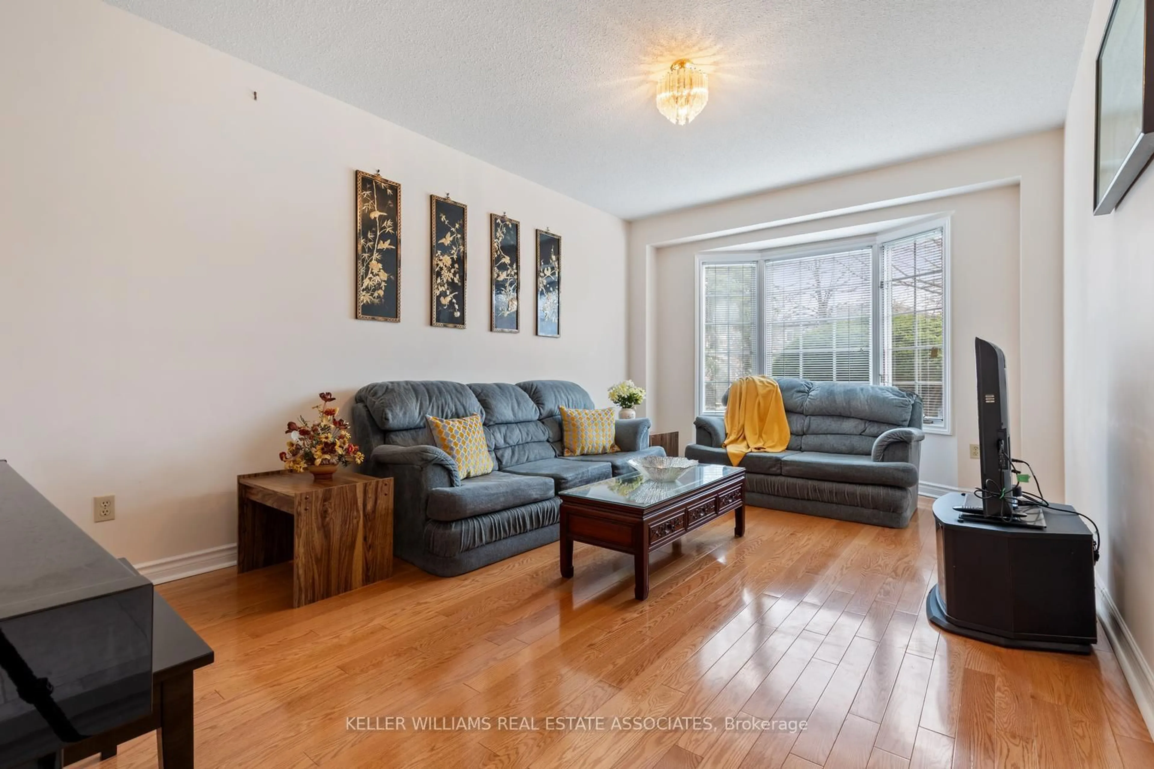 Living room with furniture, wood/laminate floor for 3695 Ketchum Crt, Mississauga Ontario L5L 4S5