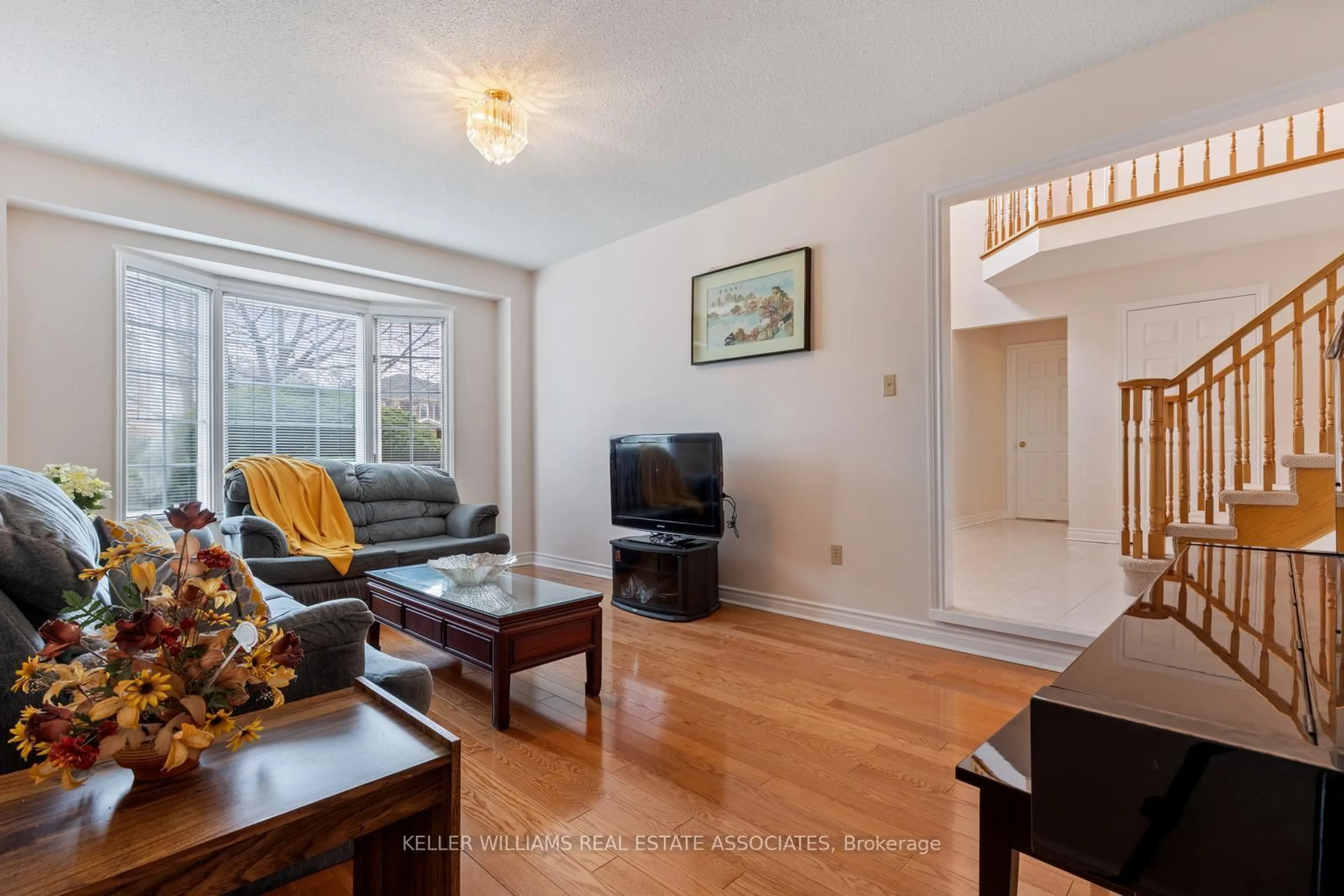 Living room with furniture, wood/laminate floor for 3695 Ketchum Crt, Mississauga Ontario L5L 4S5