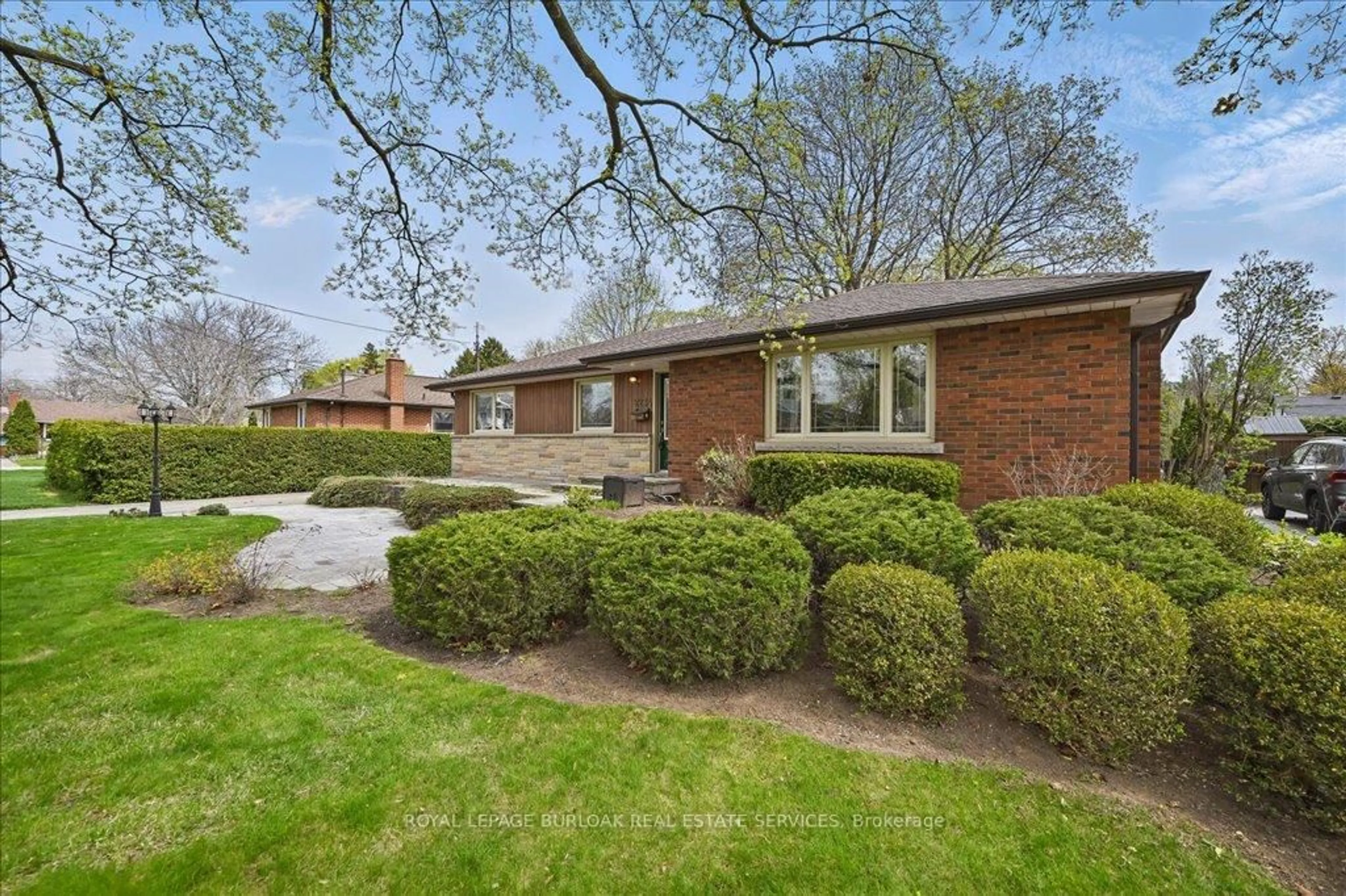 Home with brick exterior material, street for 2234 Ghent Ave, Burlington Ontario L7R 1Y7
