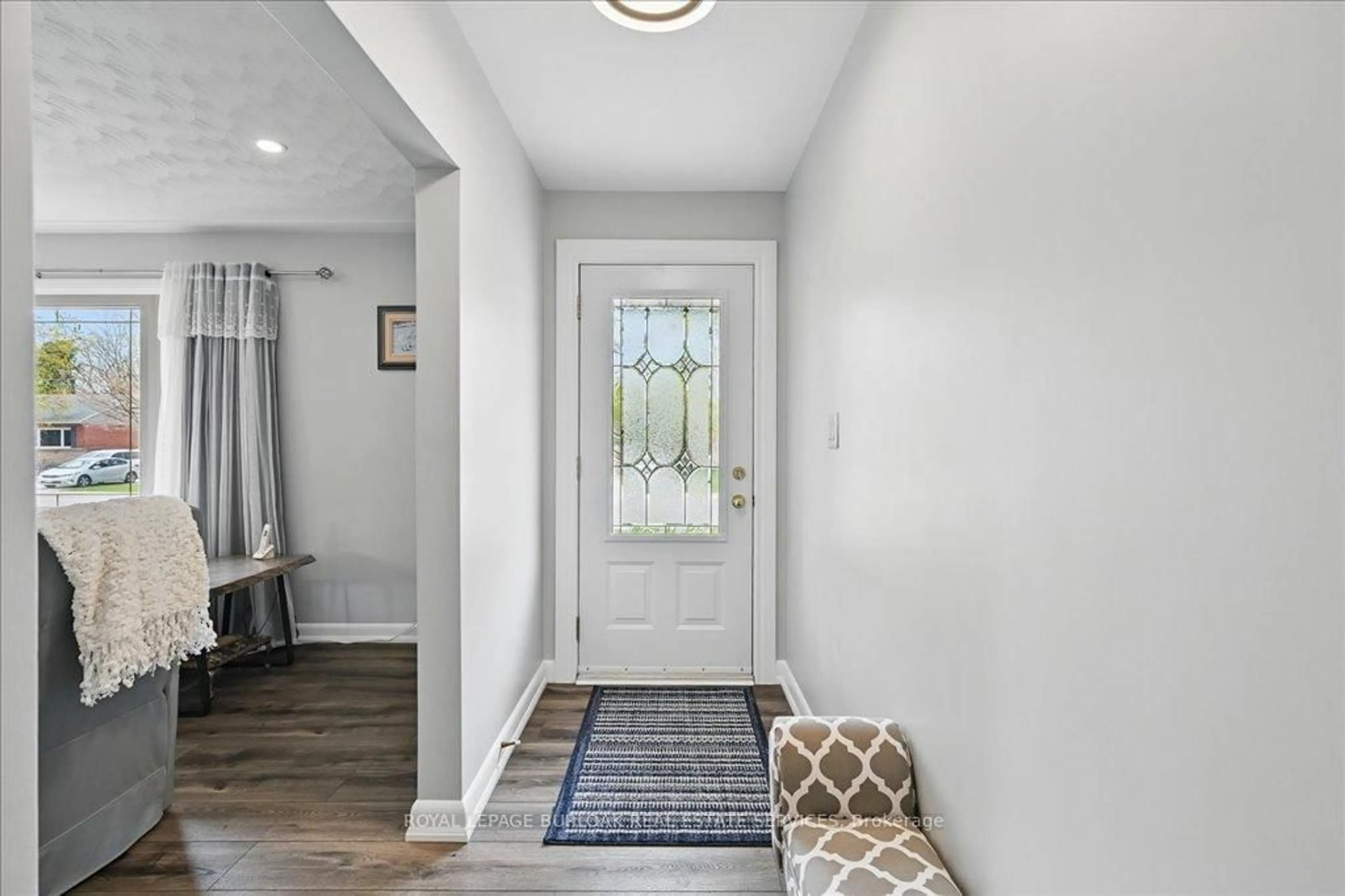 Indoor entryway for 2234 Ghent Ave, Burlington Ontario L7R 1Y7