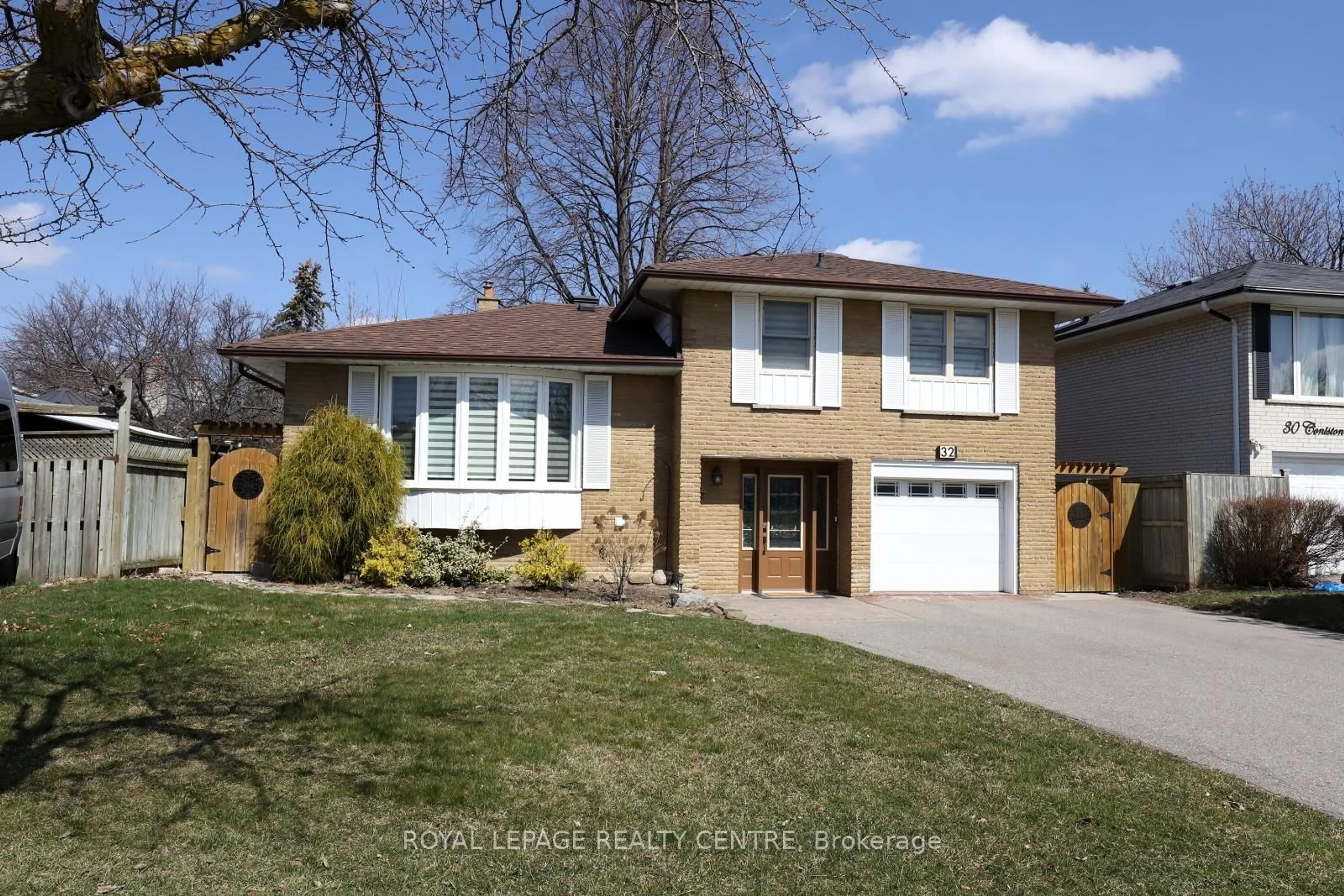 Home with brick exterior material, street for 32 Coniston Ave, Brampton Ontario L6X 2H4