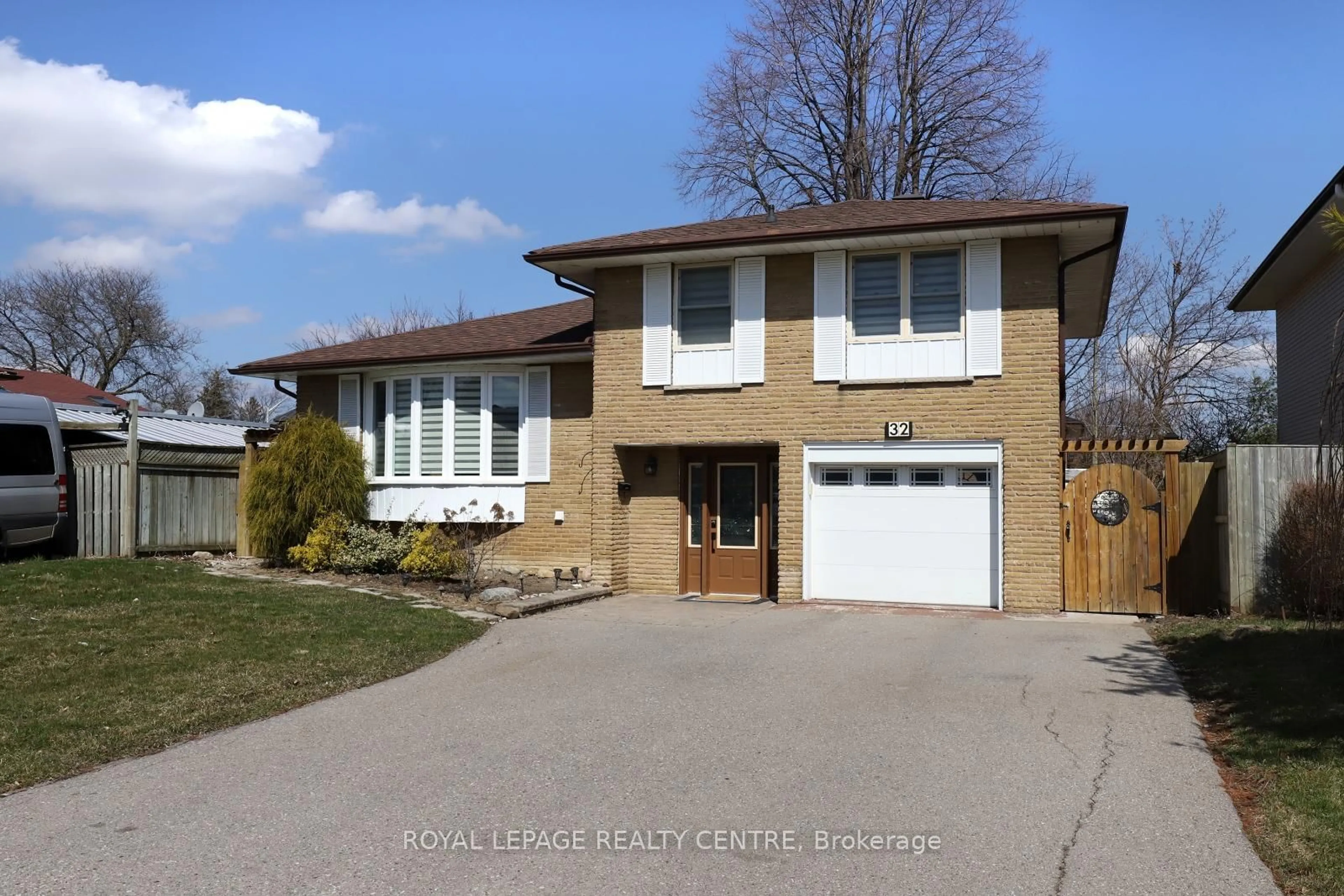 Home with brick exterior material, street for 32 Coniston Ave, Brampton Ontario L6X 2H4