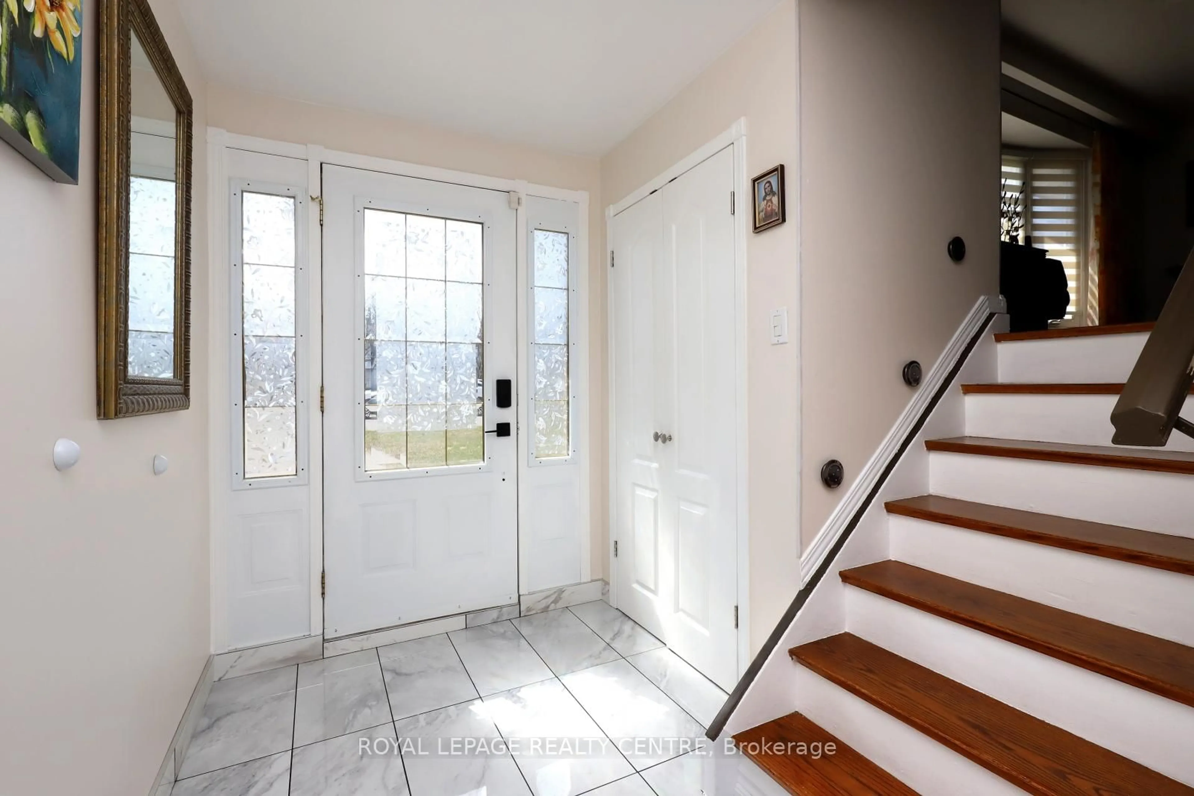 Indoor entryway for 32 Coniston Ave, Brampton Ontario L6X 2H4