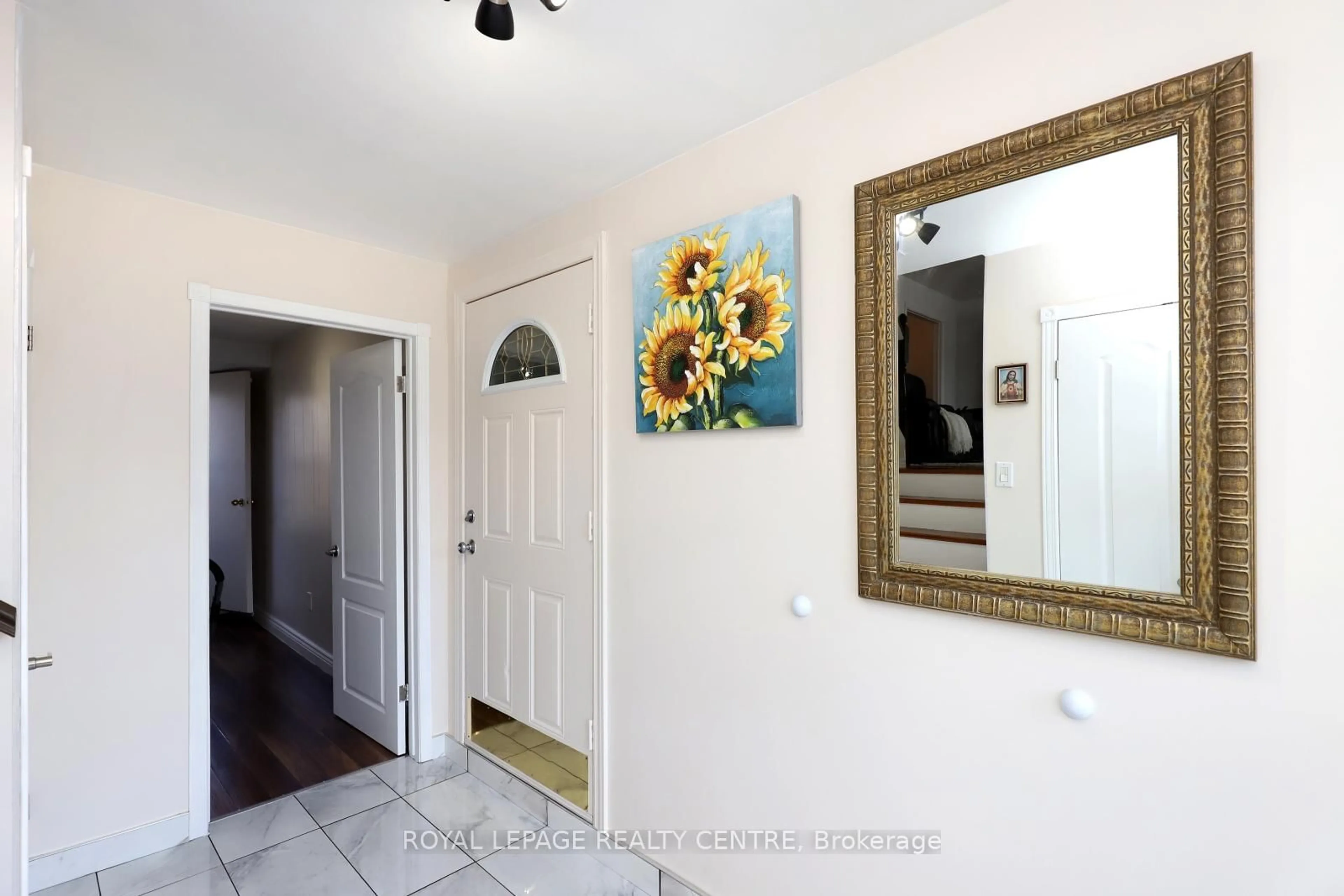 Indoor entryway for 32 Coniston Ave, Brampton Ontario L6X 2H4
