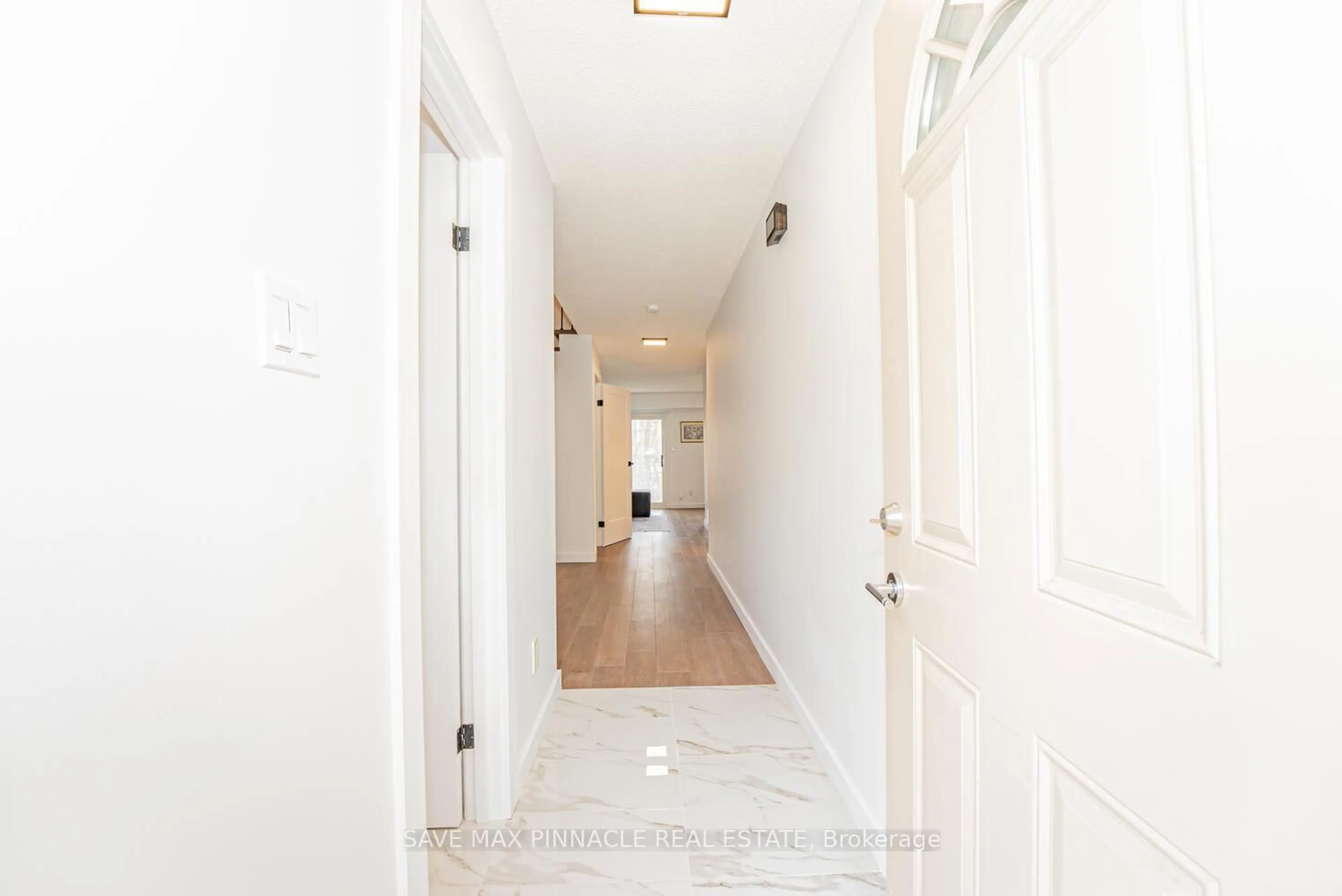 Indoor entryway for 2120 Rathburn Rd #43, Mississauga Ontario L4W 2S8