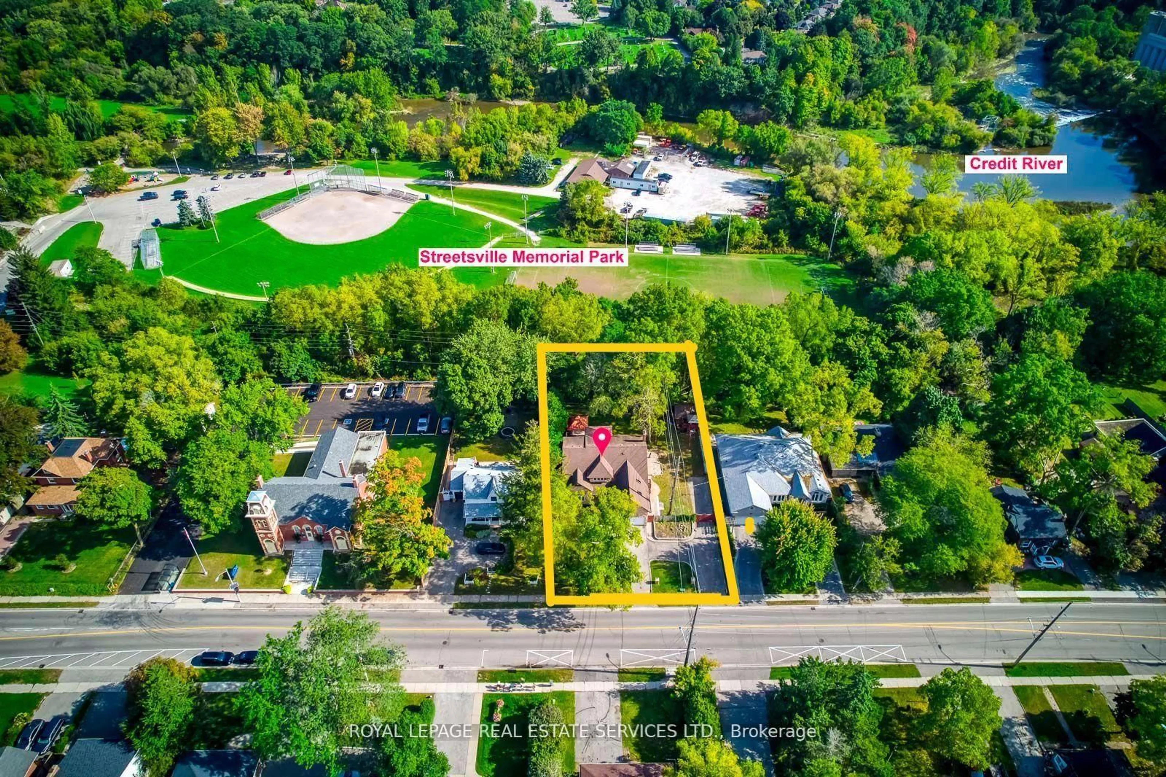 A pic from outside/outdoor area/front of a property/back of a property/a pic from drone, street for 335 Queen St, Mississauga Ontario L5M 1M3