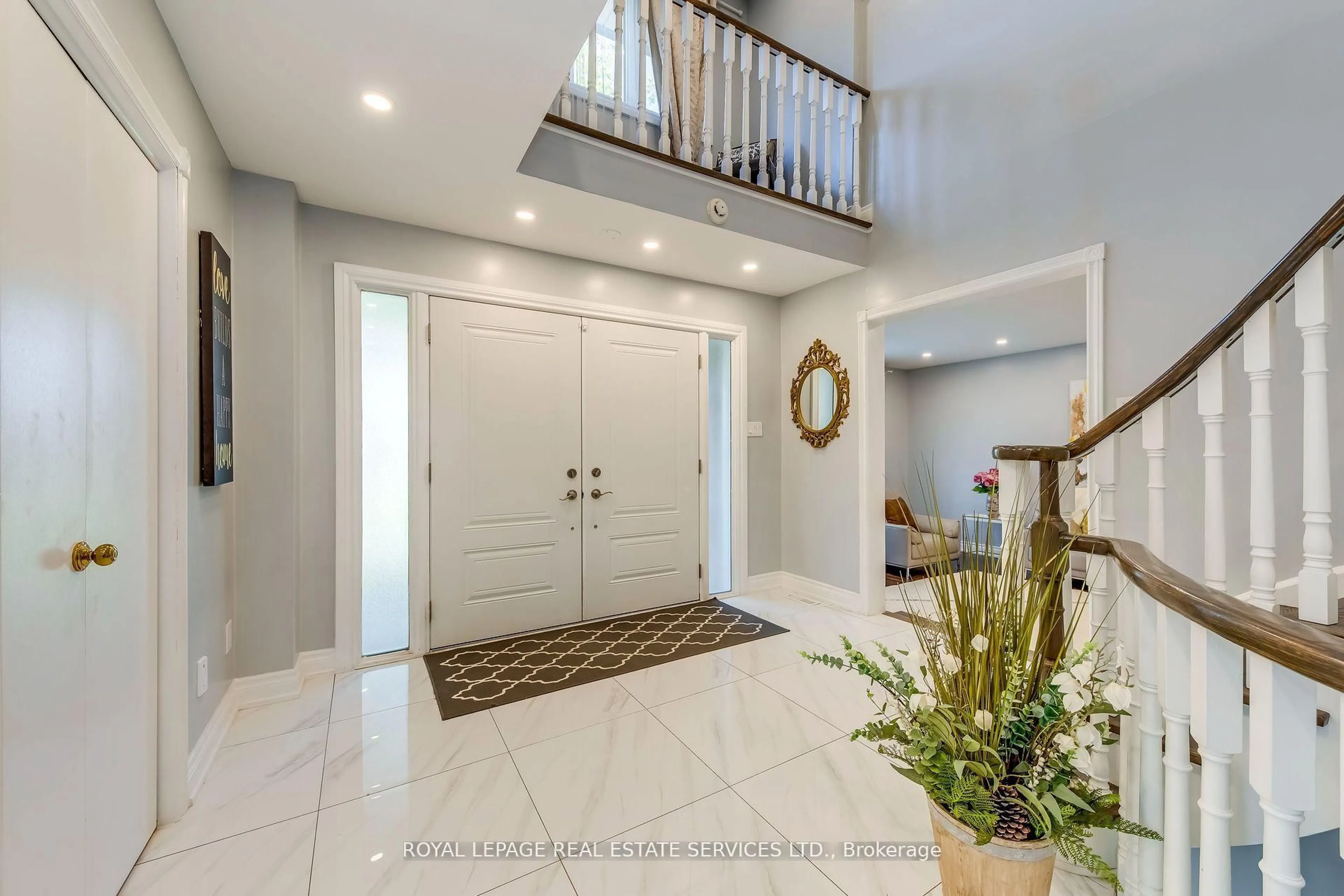 Indoor entryway for 335 Queen St, Mississauga Ontario L5M 1M3