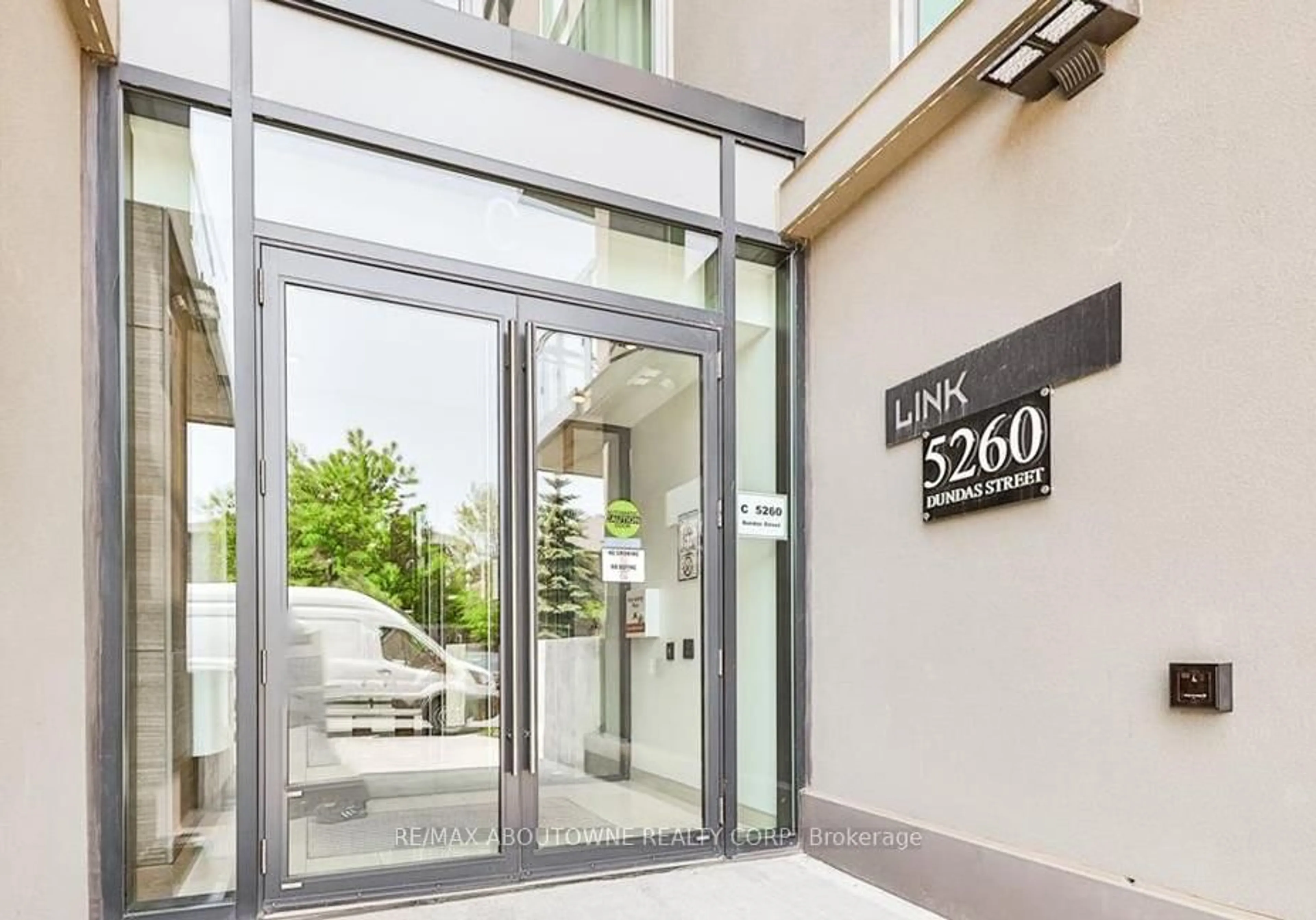Indoor foyer for 5260 Dundas St #C202, Burlington Ontario L7R 0J7