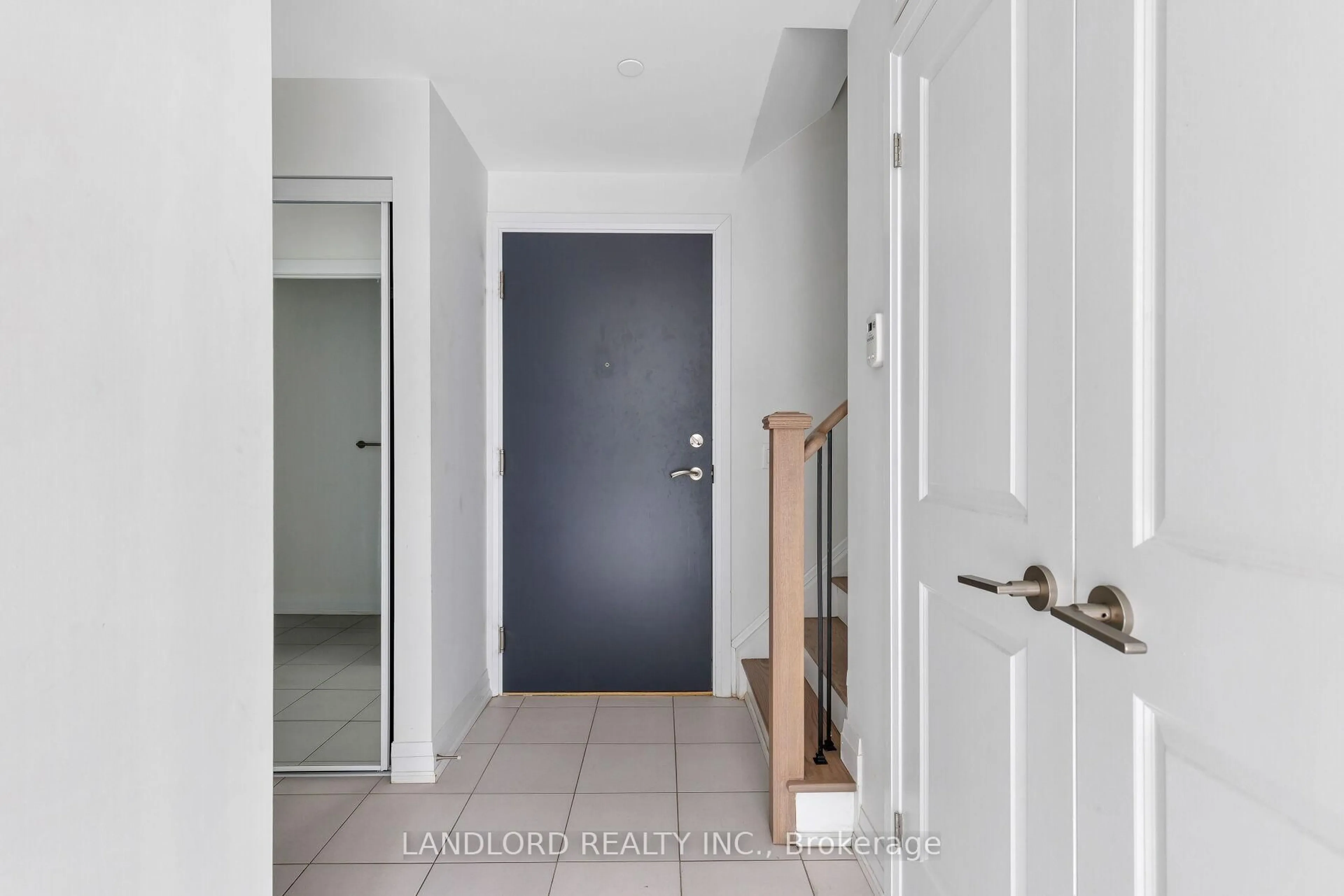 Indoor entryway for 85 Attmar Dr #330, Brampton Ontario L6P 0Y6