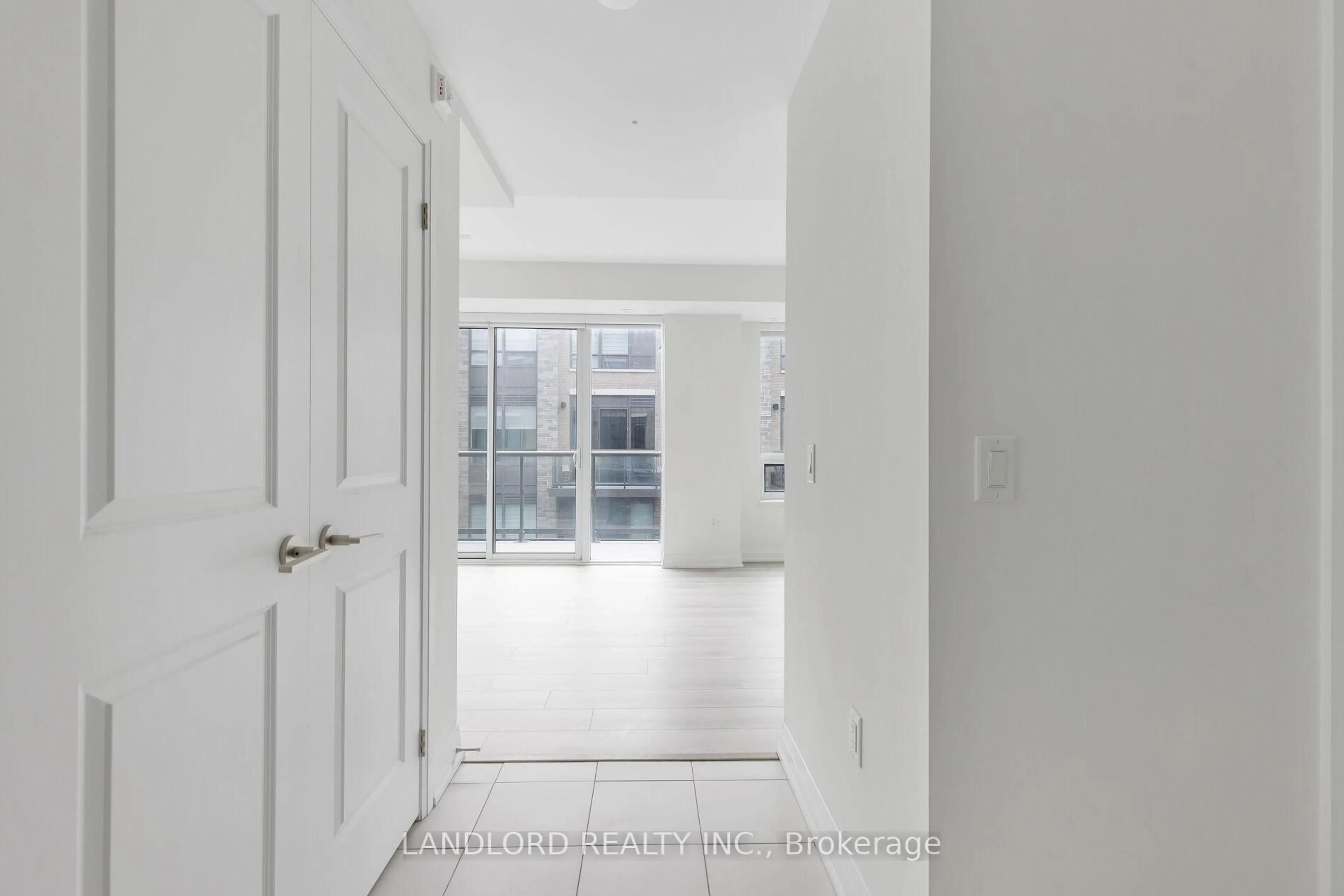 Indoor entryway for 85 Attmar Dr #330, Brampton Ontario L6P 0Y6