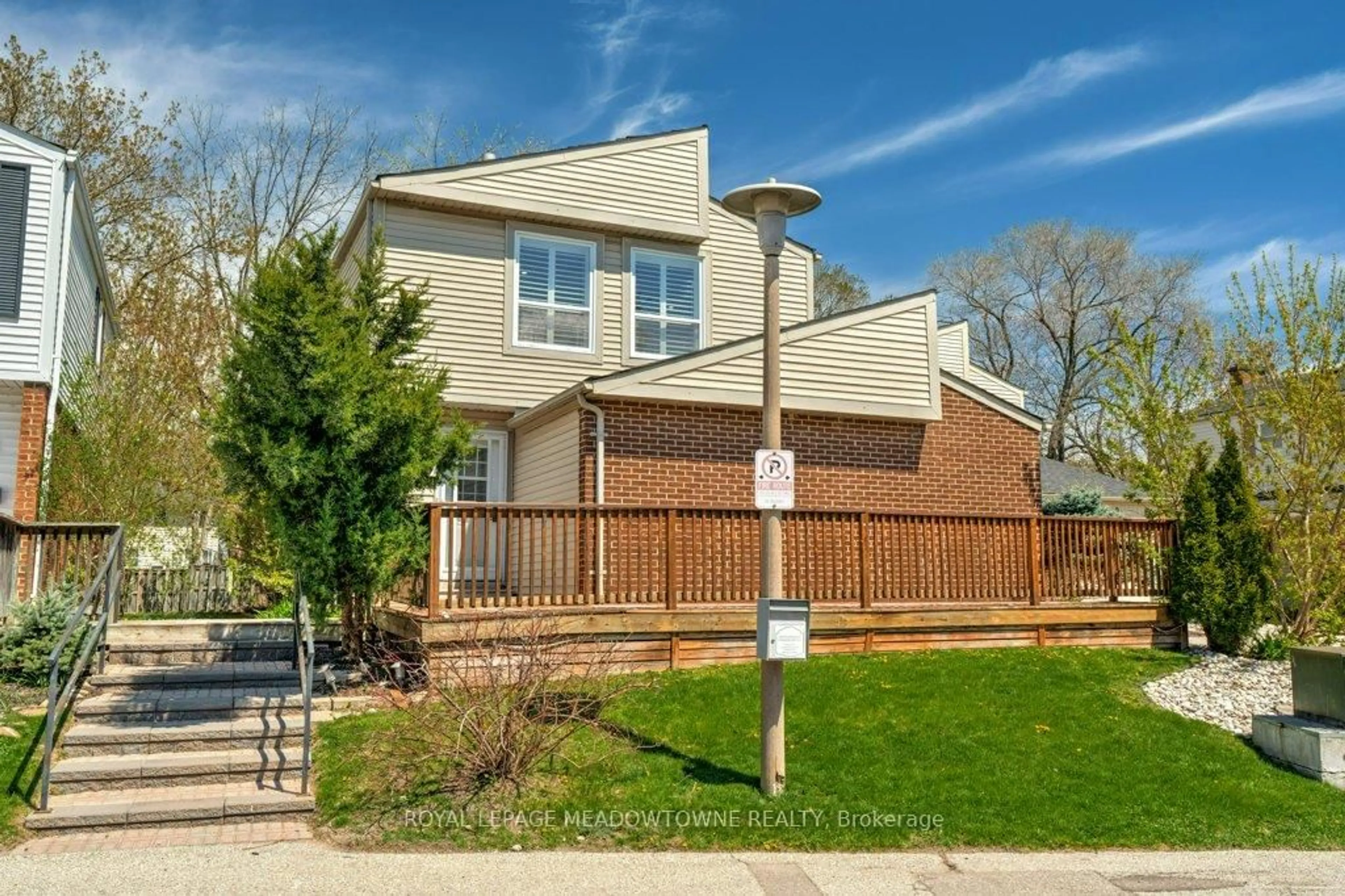 Unknown for 336 Queen St #10, Mississauga Ontario L5M 1M2