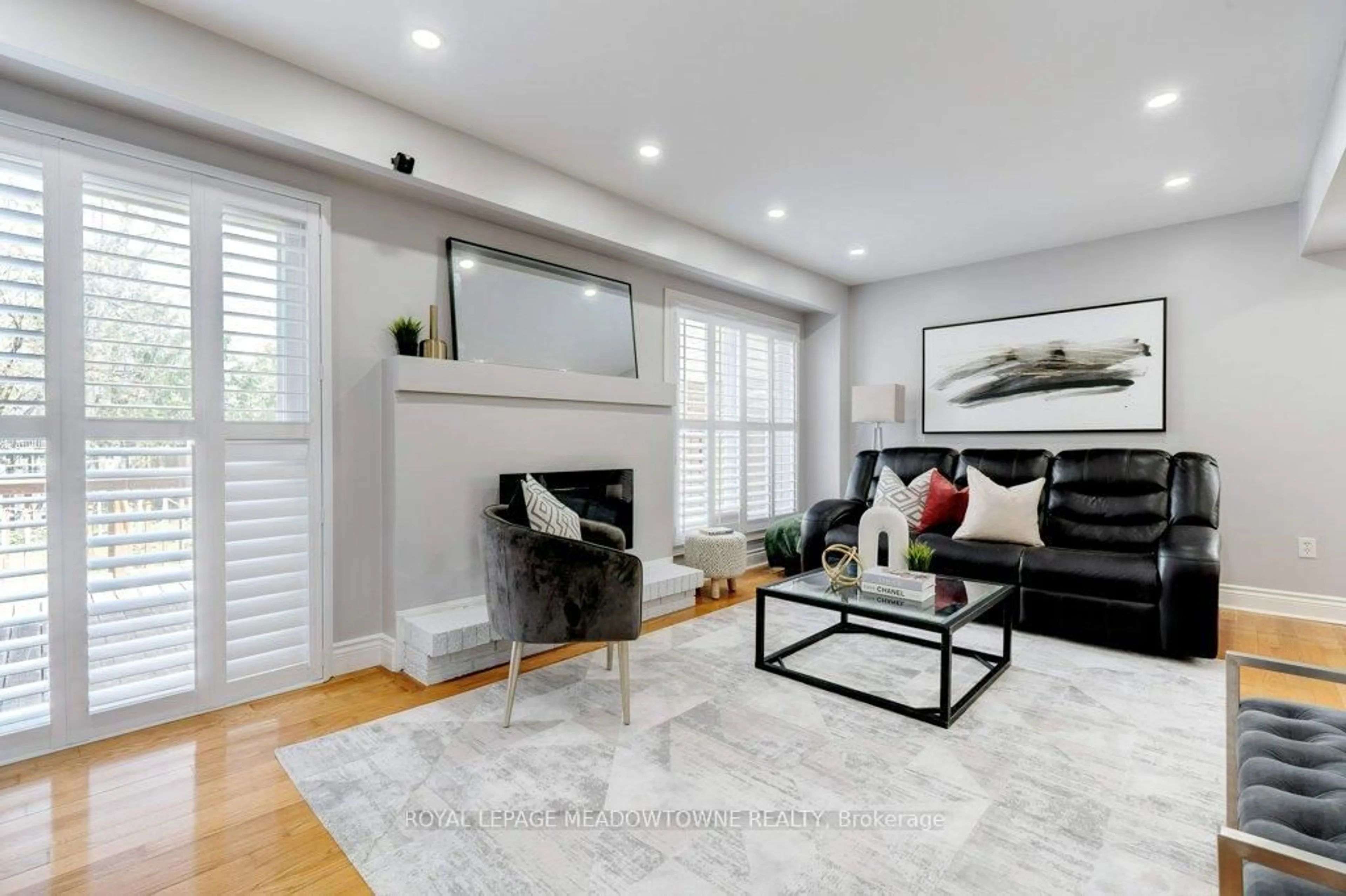 Living room with furniture, unknown for 336 Queen St #10, Mississauga Ontario L5M 1M2