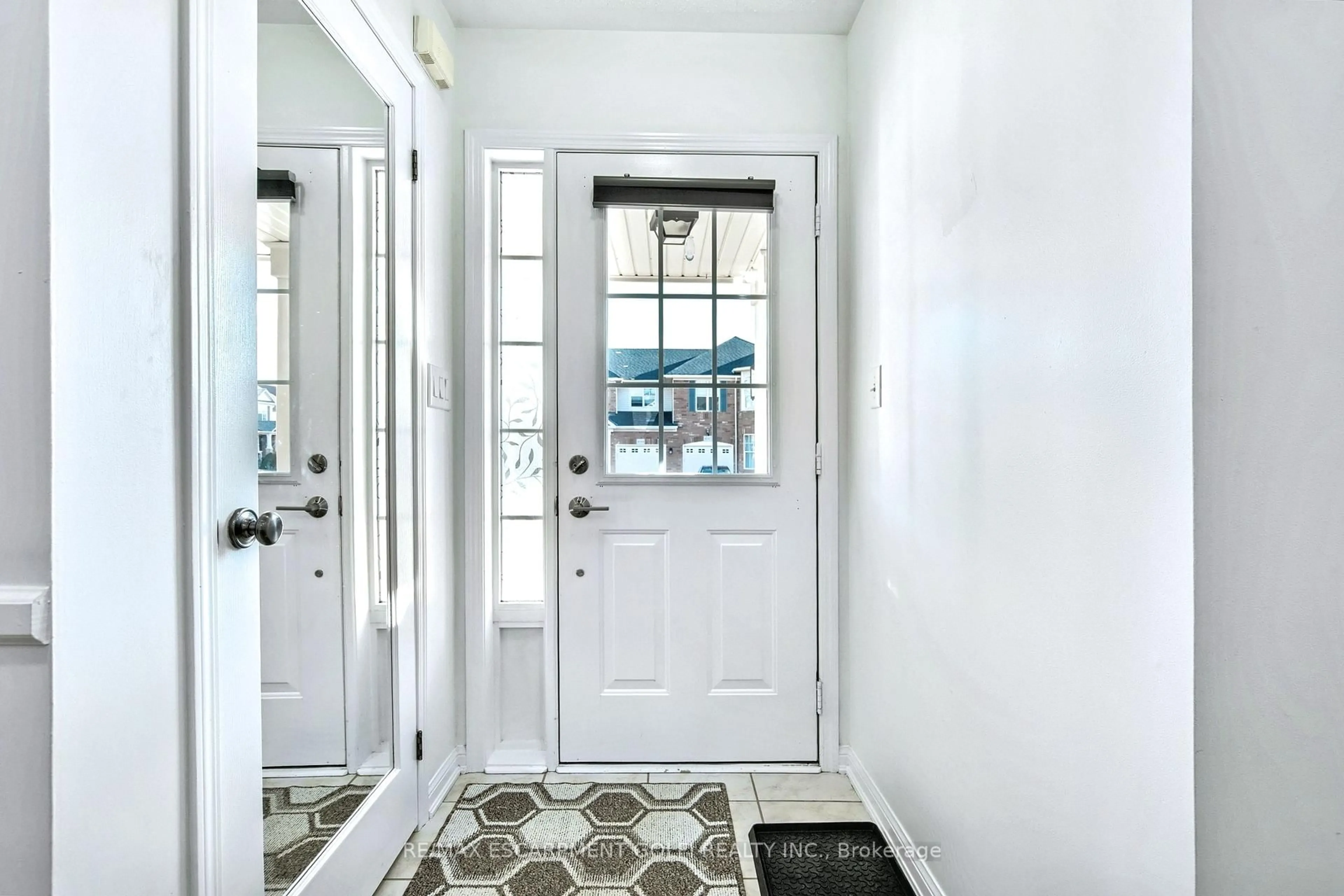 Indoor entryway for 4043 Gunby Cres, Burlington Ontario L7M 0A6