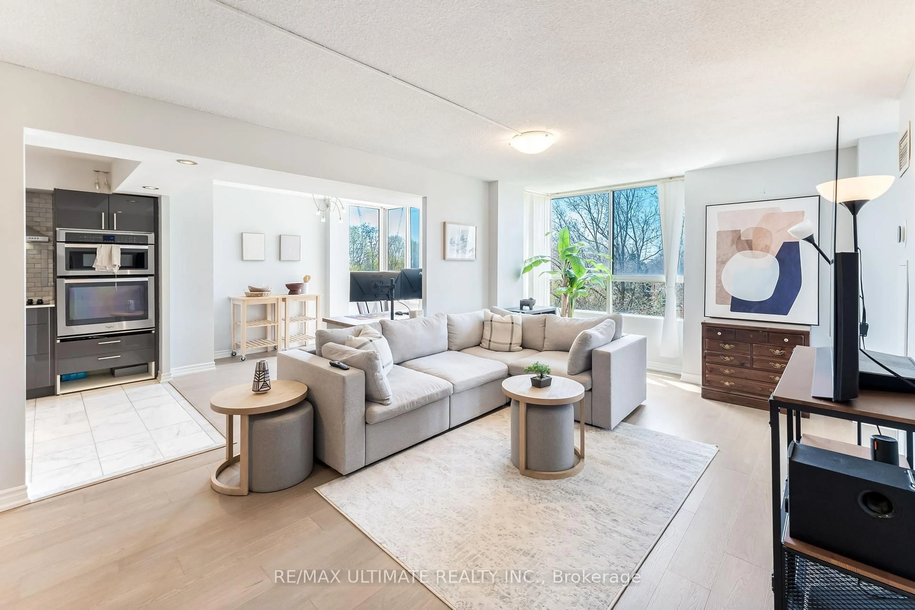 Living room with furniture, unknown for 1485 Lakeshore Rd #806, Mississauga Ontario L5E 3G2