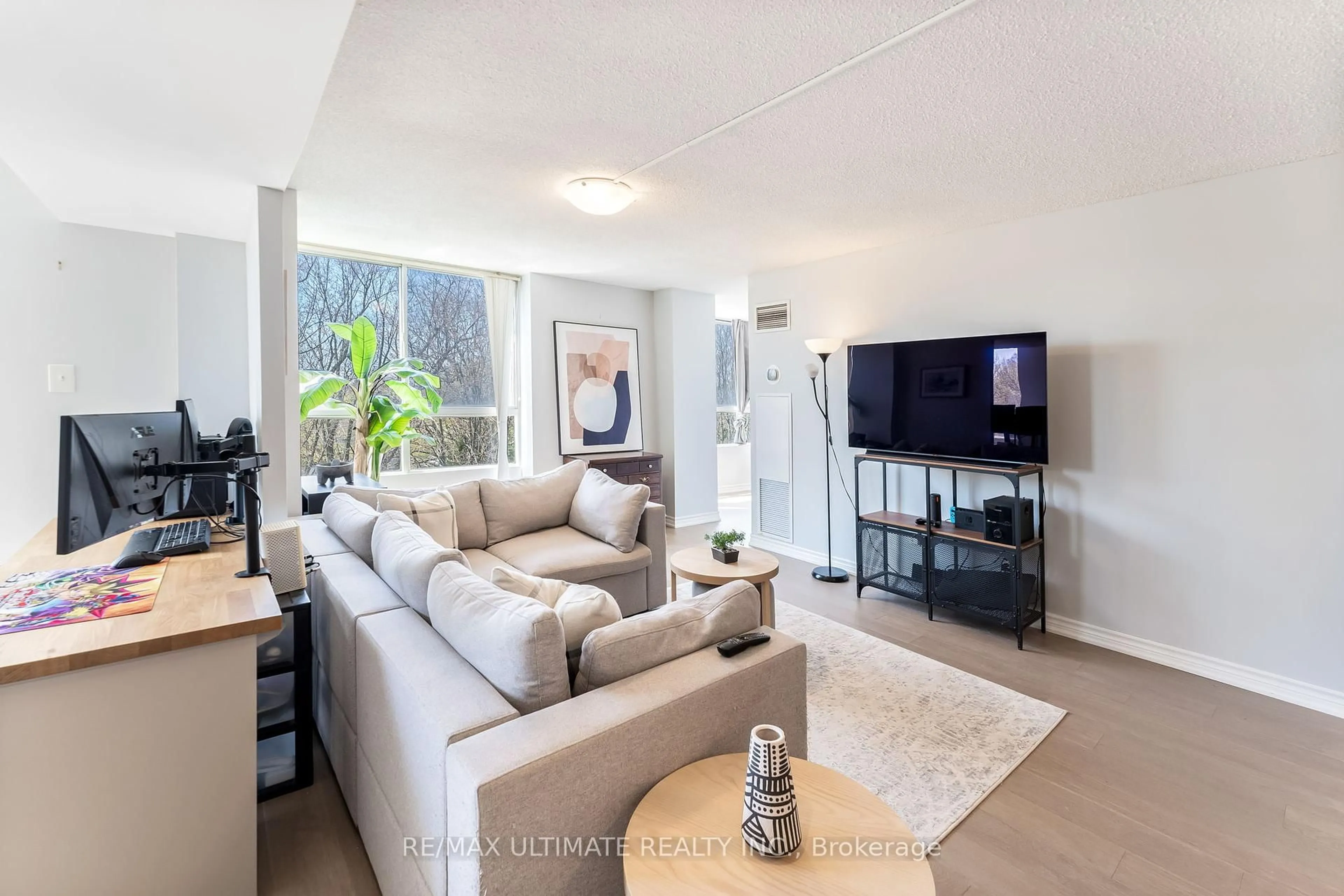 Living room with furniture, unknown for 1485 Lakeshore Rd #806, Mississauga Ontario L5E 3G2