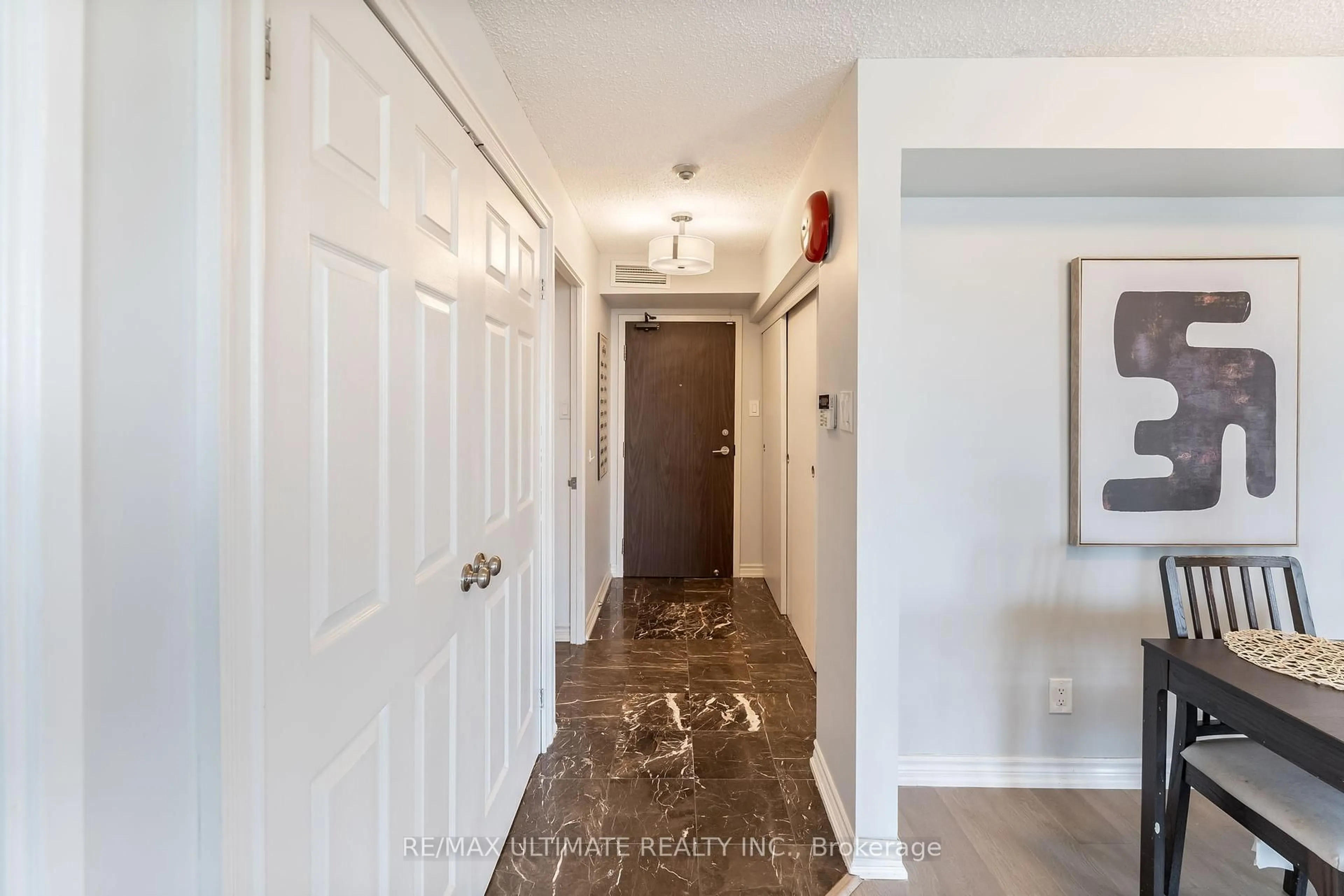 Indoor entryway for 1485 Lakeshore Rd #806, Mississauga Ontario L5E 3G2