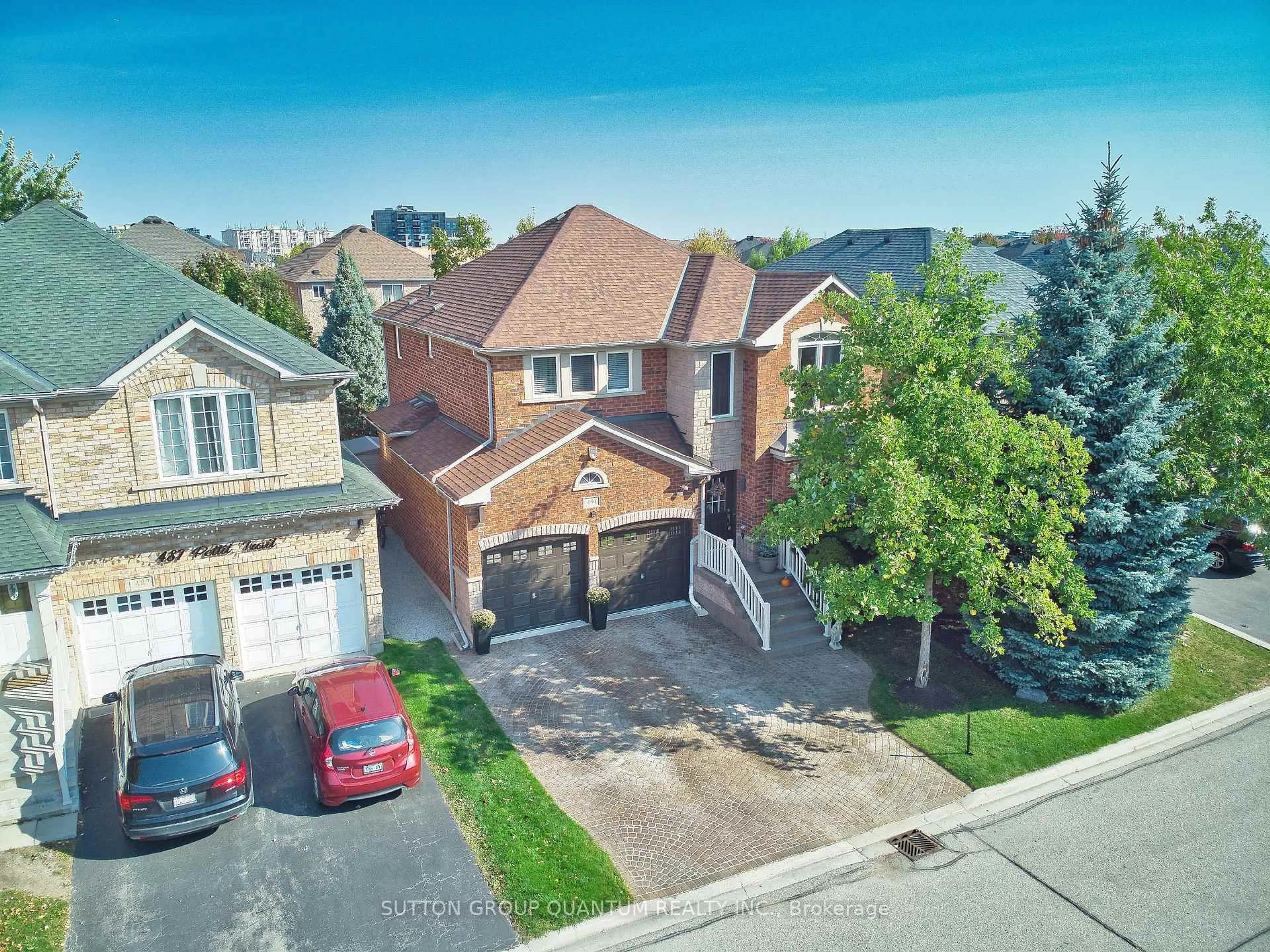 A pic from outside/outdoor area/front of a property/back of a property/a pic from drone, street for 491 Pettit Tr, Milton Ontario L9T 6N9