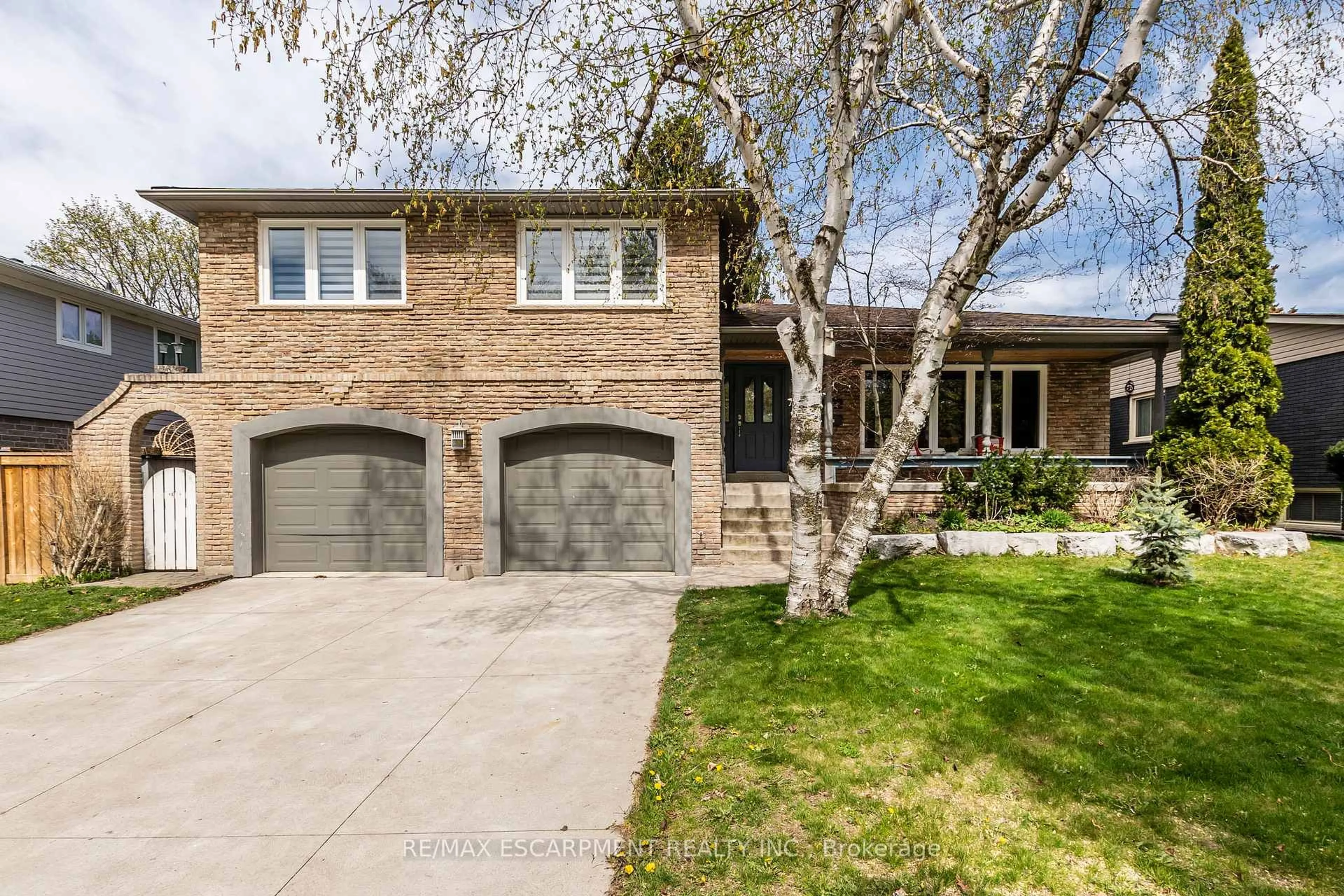 Home with brick exterior material, street for 4463 Hawthorne Dr, Burlington Ontario L7L 1G7