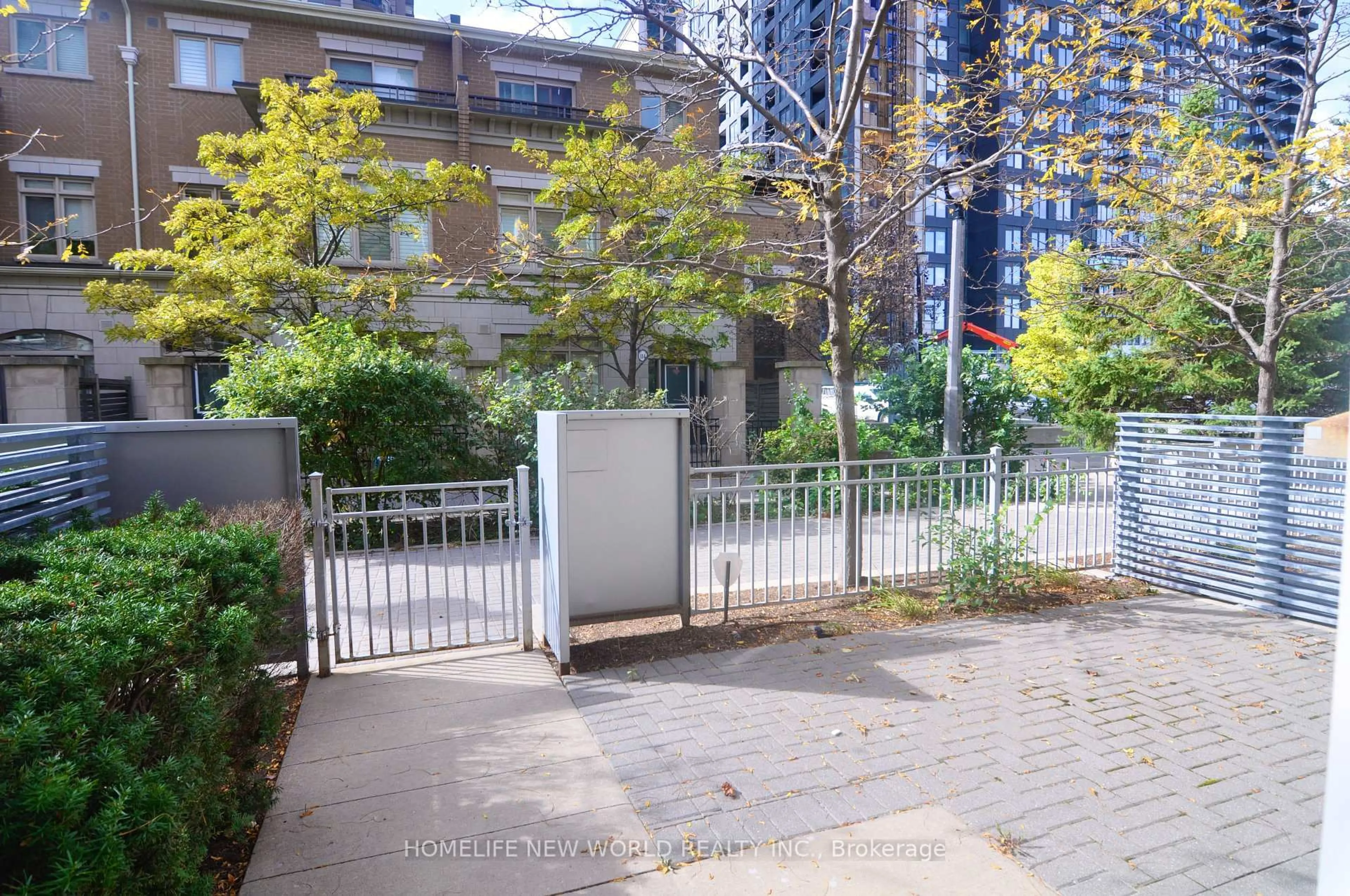 Patio, street for 370 Square One Dr #Th5, Mississauga Ontario L5B 0E6