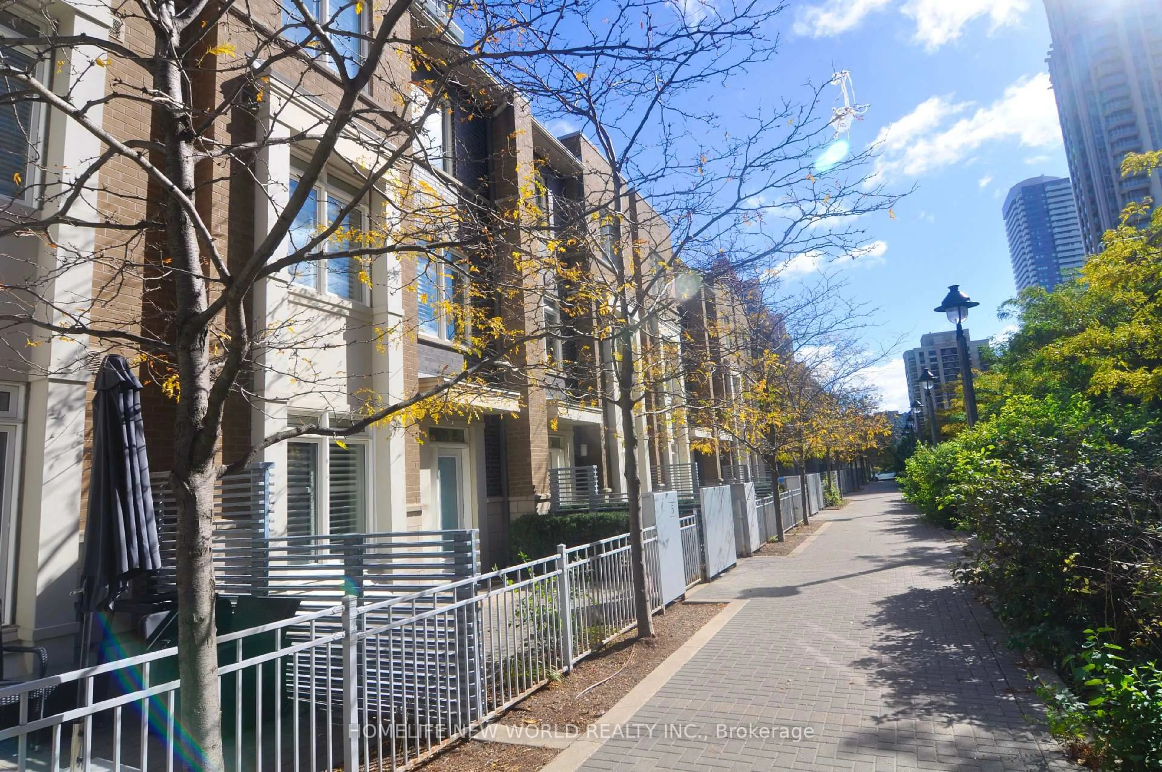 A pic from outside/outdoor area/front of a property/back of a property/a pic from drone, street for 370 Square One Dr #Th5, Mississauga Ontario L5B 0E6