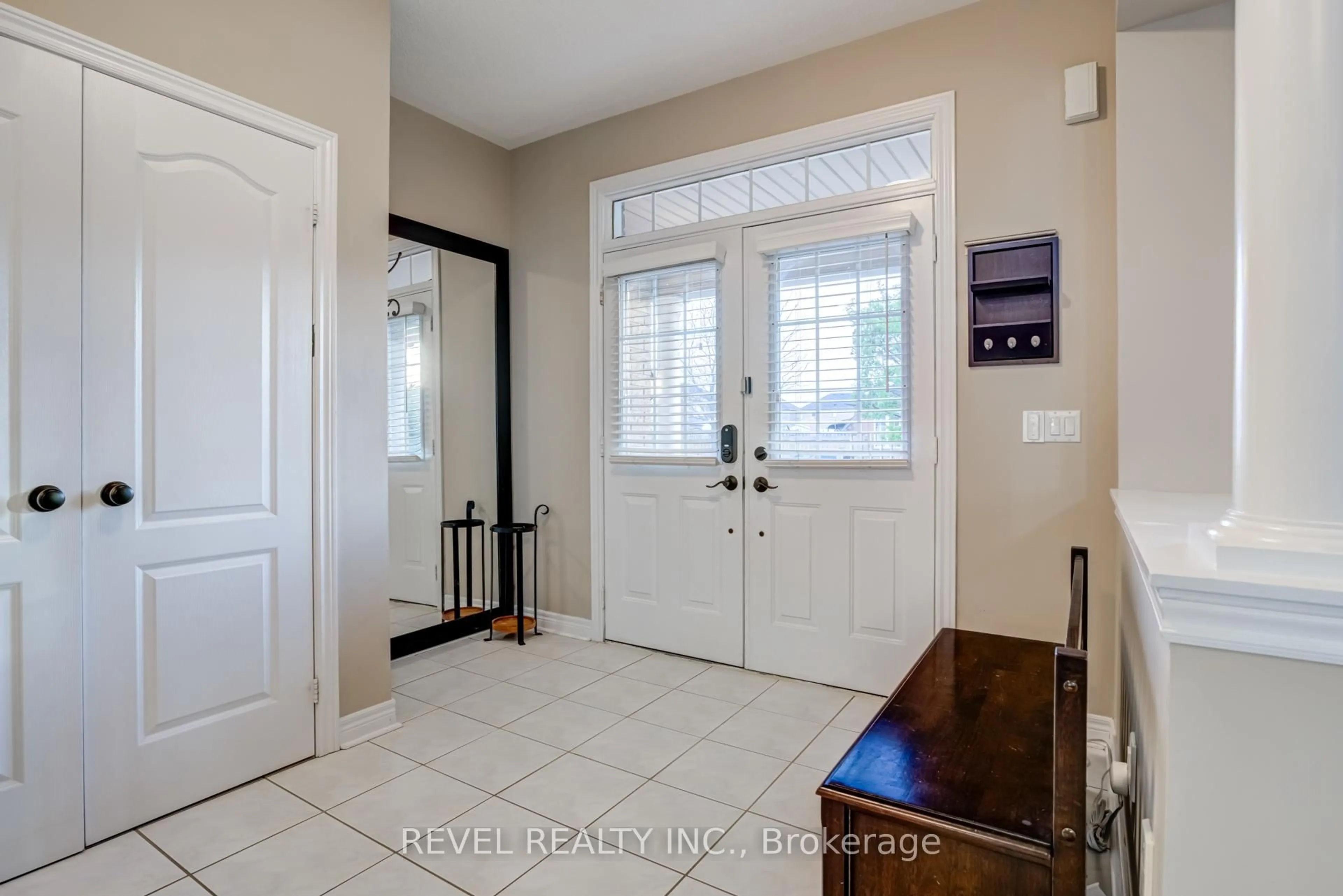 Indoor entryway for 32 Martineau Rd, Brampton Ontario L6P 1H2