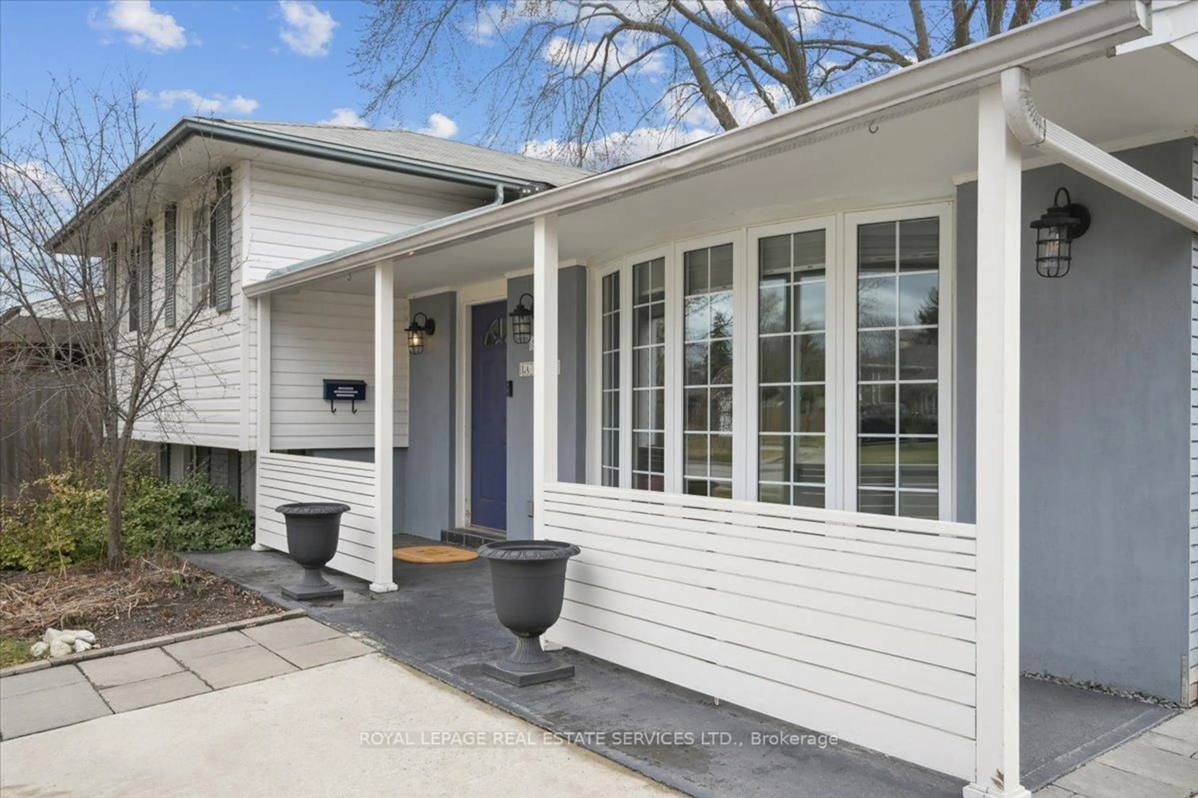 Home with vinyl exterior material, street for 5336 Windermere Dr, Burlington Ontario L7L 3M1