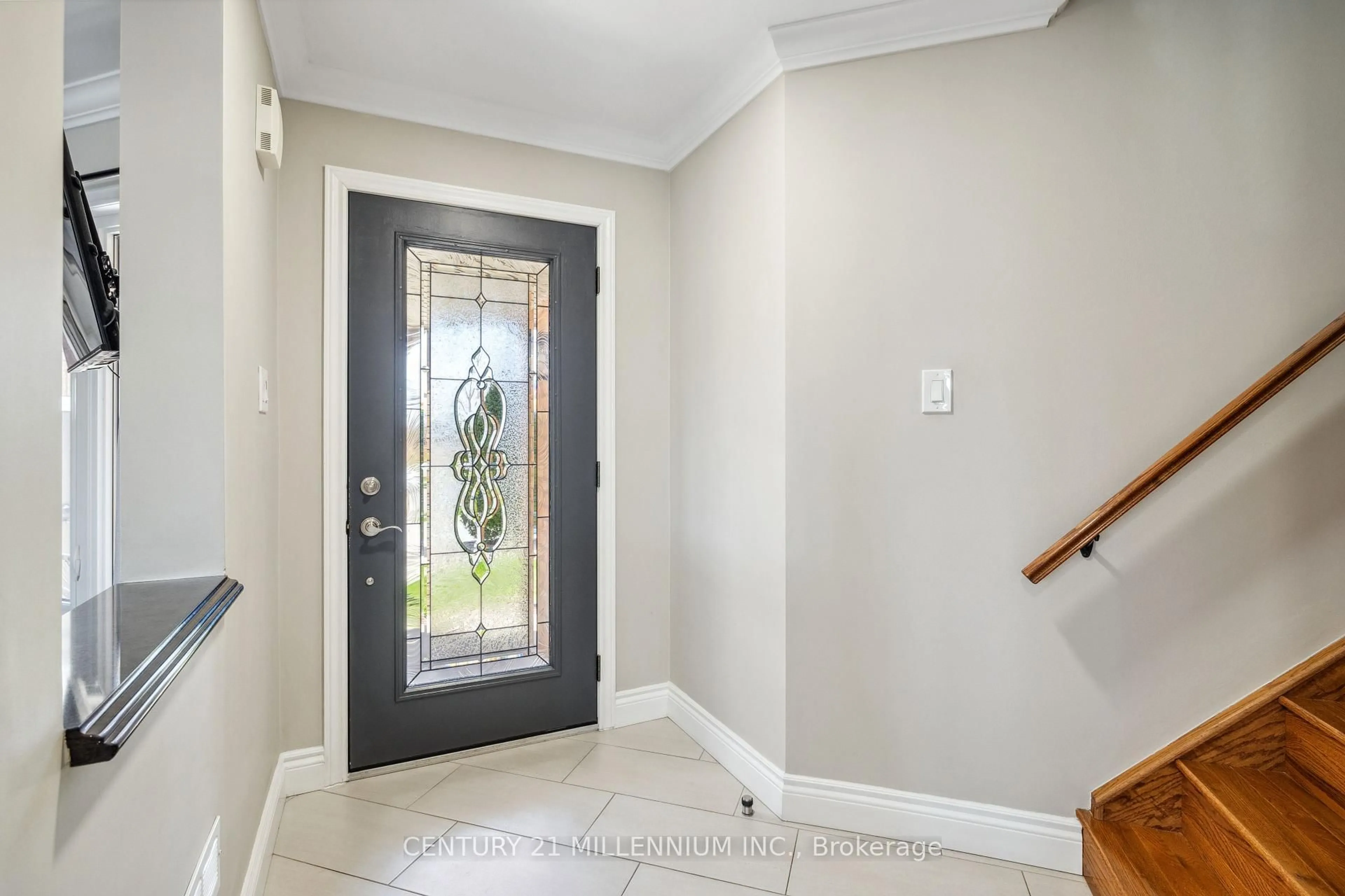 Indoor entryway for 88 Eaton St, Halton Hills Ontario L7G 5T2