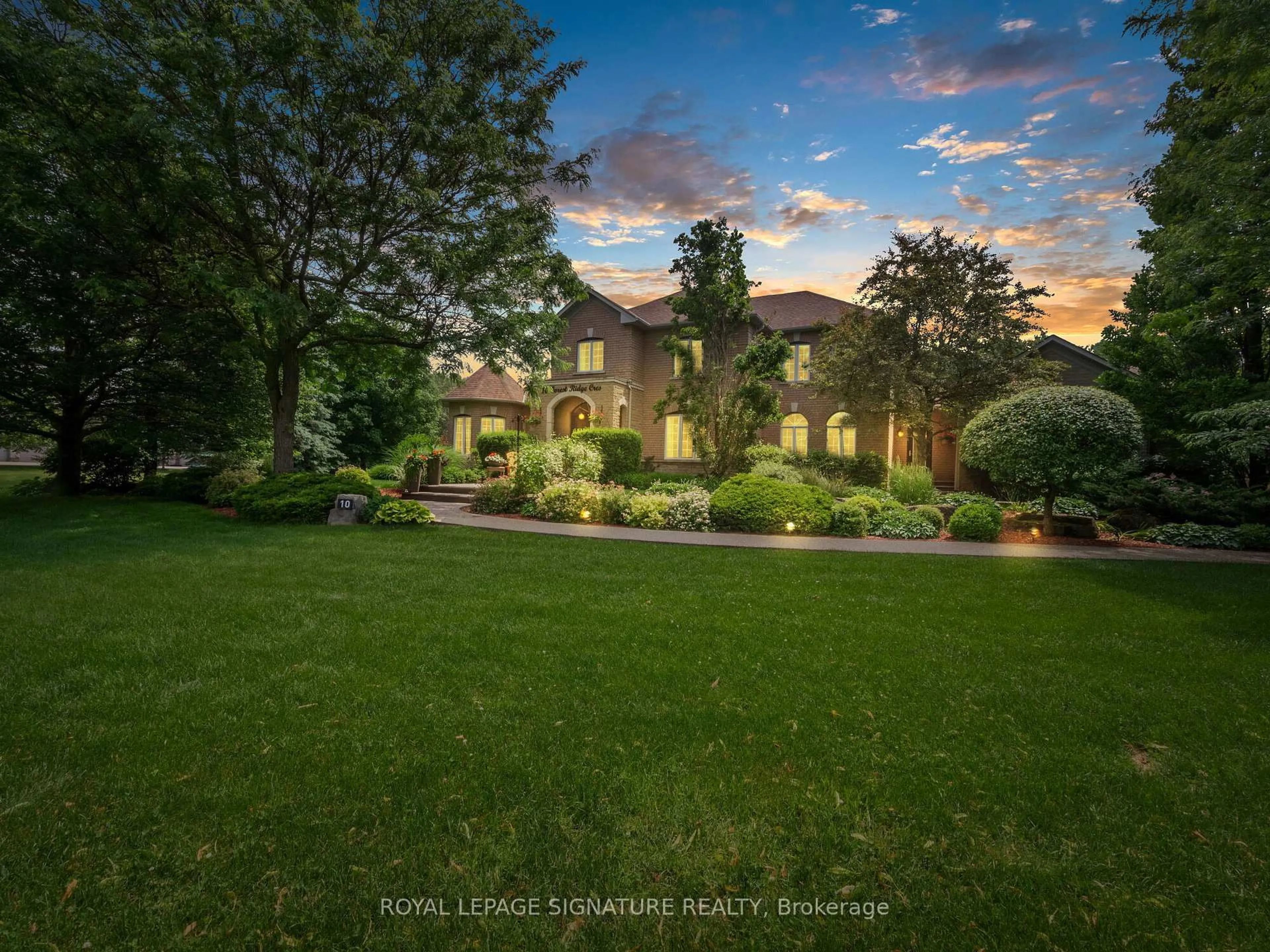 A pic from outside/outdoor area/front of a property/back of a property/a pic from drone, street for 10 Forest Ridge Cres, Halton Hills Ontario L0P 1H0