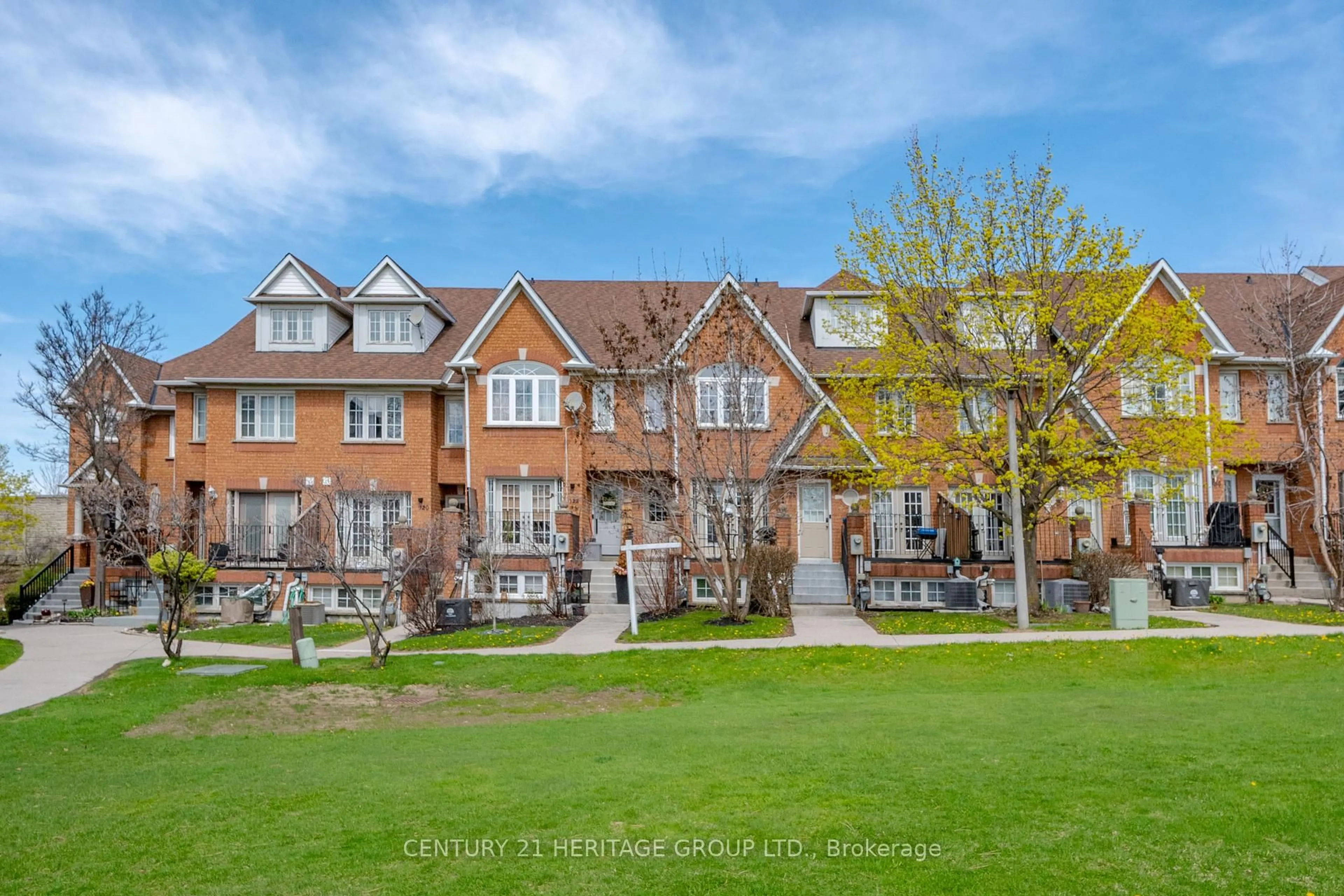 A pic from outside/outdoor area/front of a property/back of a property/a pic from drone, street for 124 Rory Rd, Toronto Ontario M6L 3G4