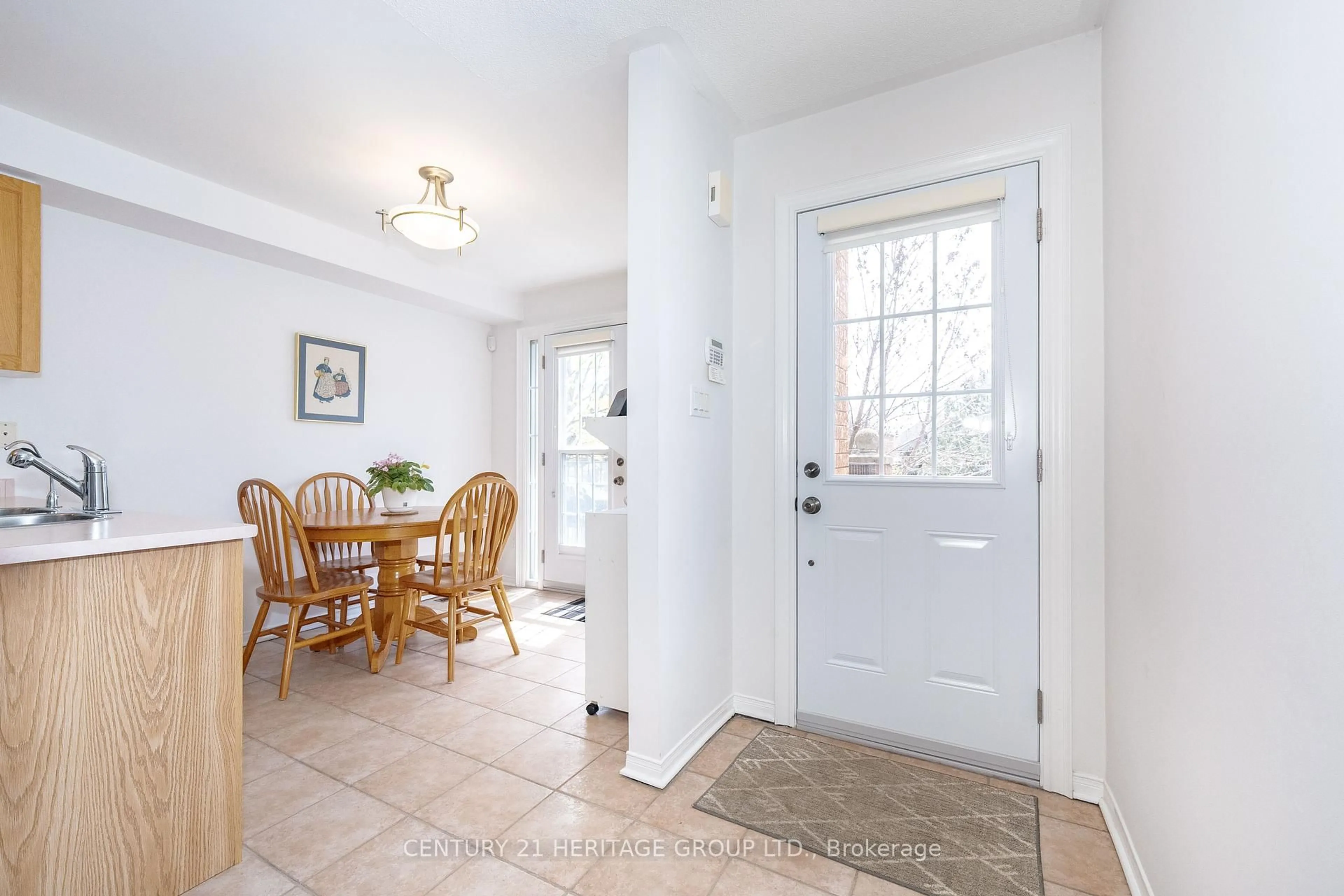 Indoor entryway for 124 Rory Rd, Toronto Ontario M6L 3G4