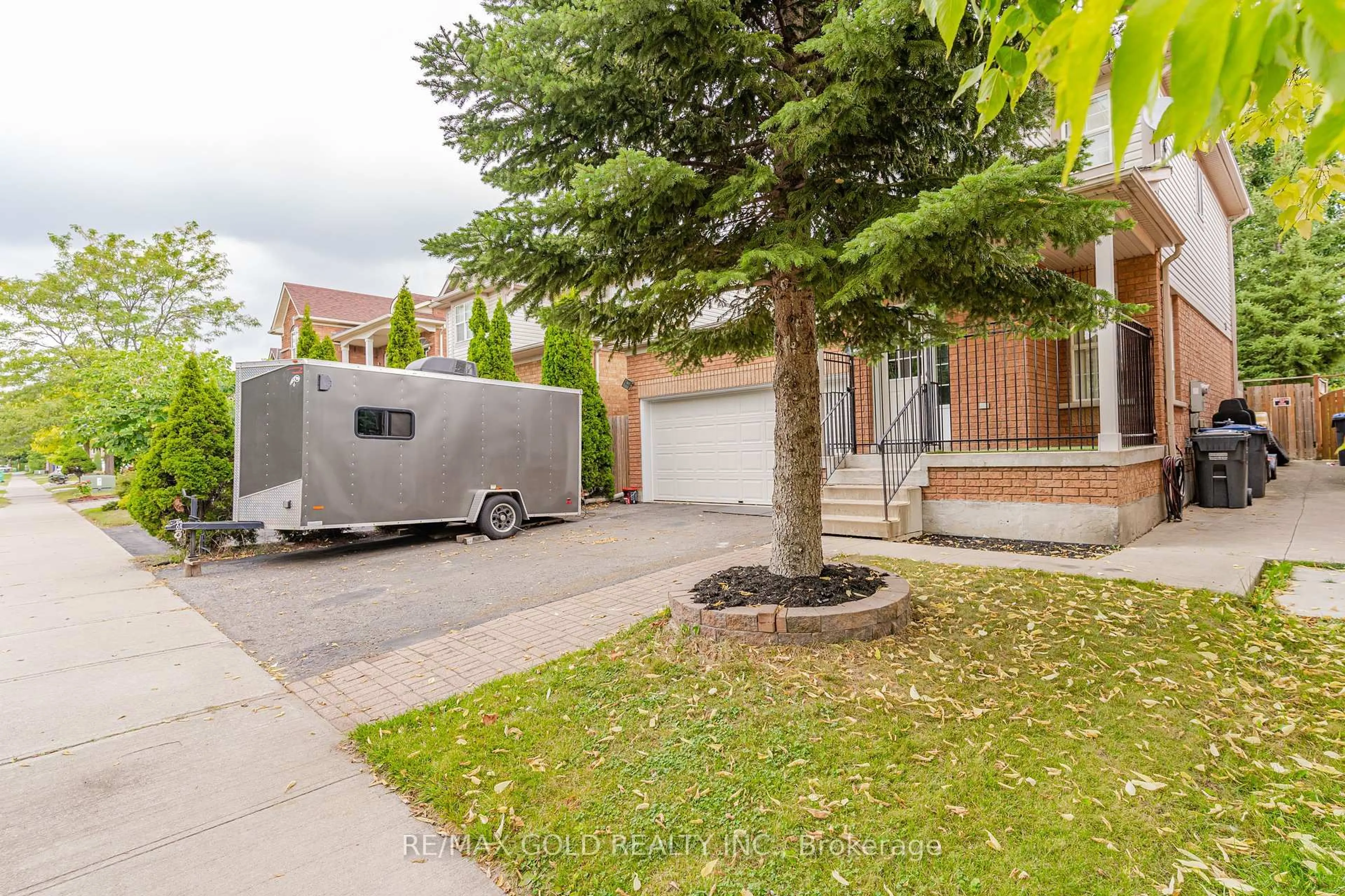 A pic from outside/outdoor area/front of a property/back of a property/a pic from drone, street for 21 Poplar Plains Rd, Brampton Ontario L7A 1Z5
