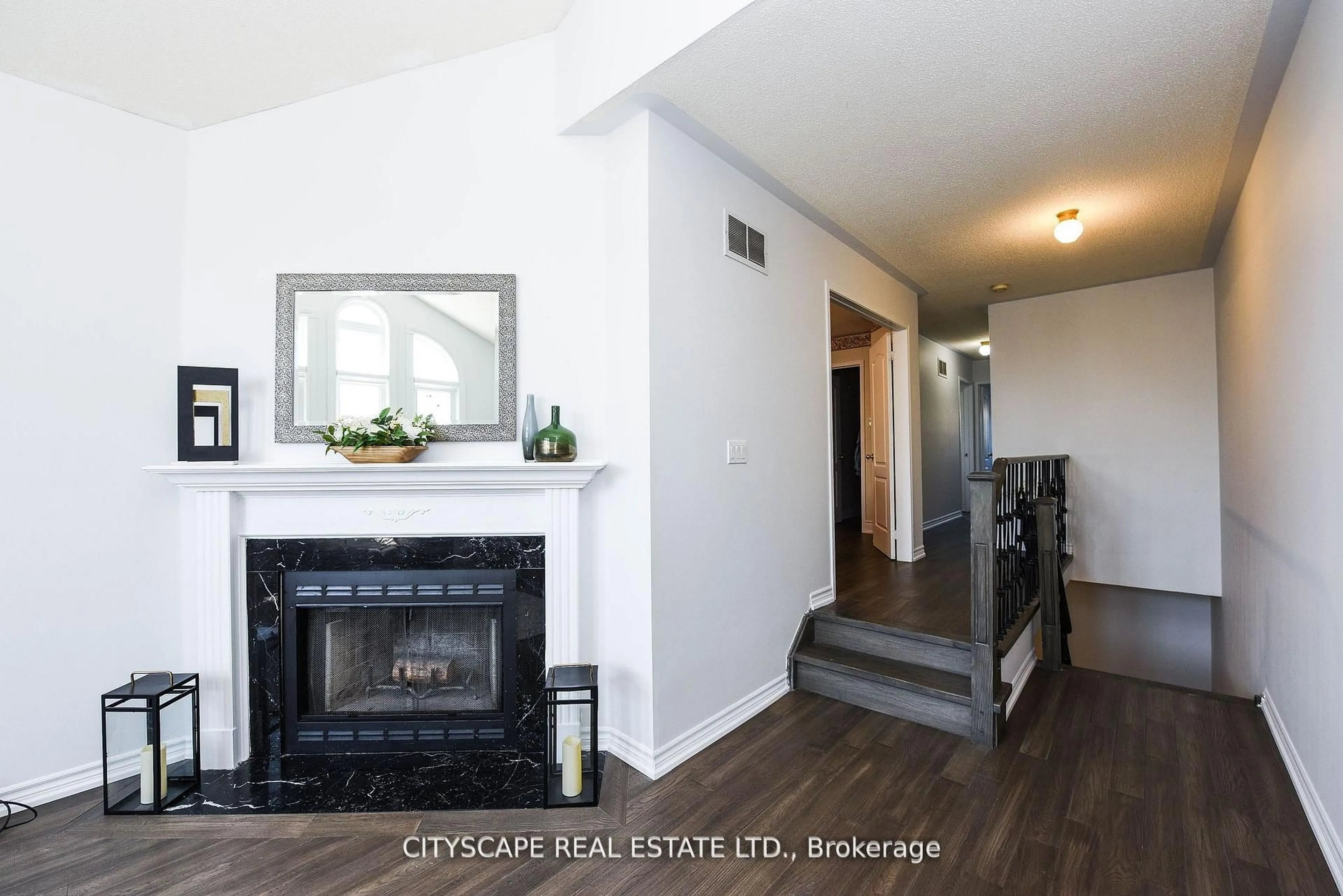 Indoor entryway for 6037 Clover Ridge Cres, Mississauga Ontario L5N 7B4