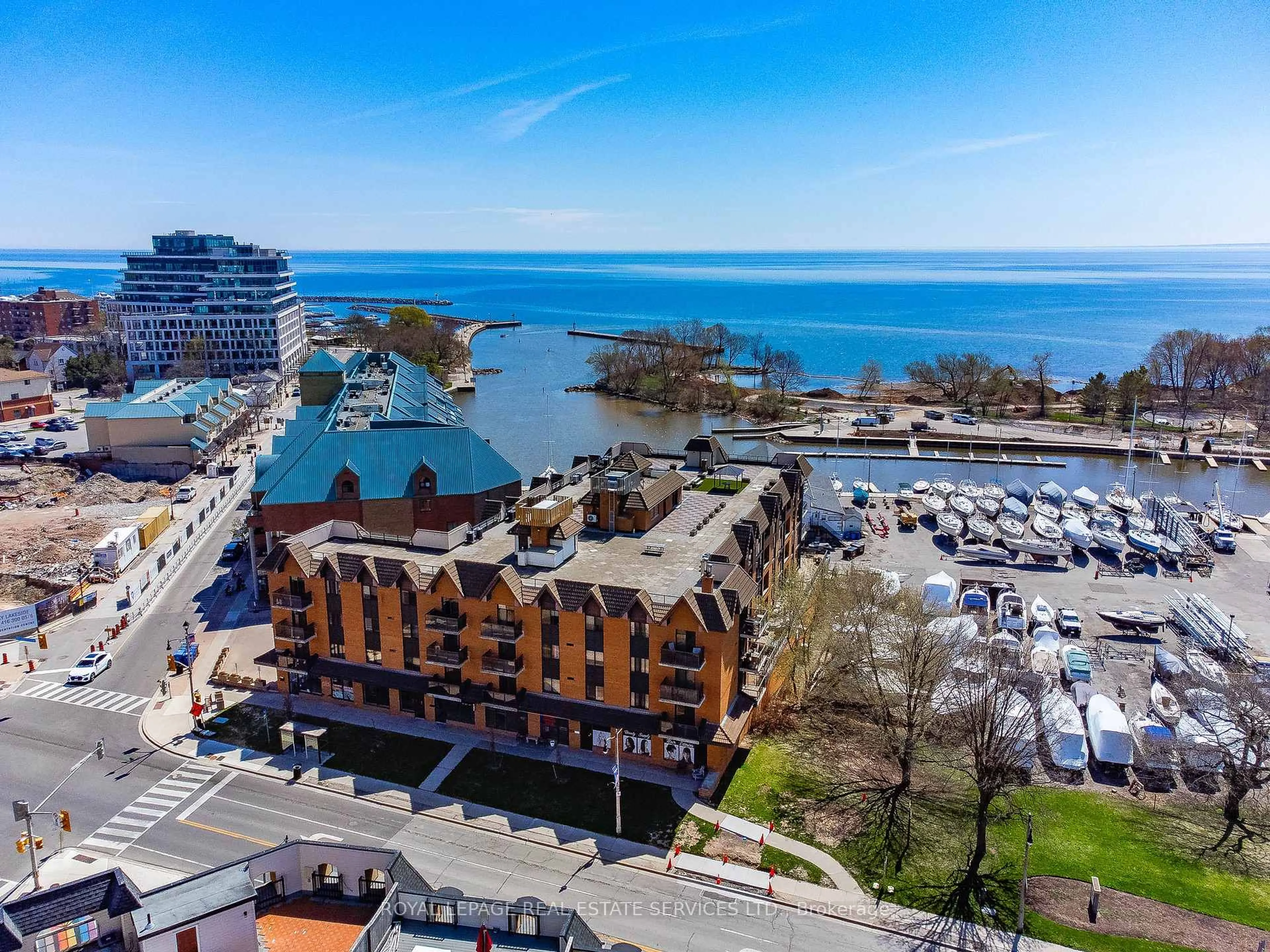 A pic from outside/outdoor area/front of a property/back of a property/a pic from drone, water/lake/river/ocean view for 102 Bronte Rd #215, Oakville Ontario L6L 6J5
