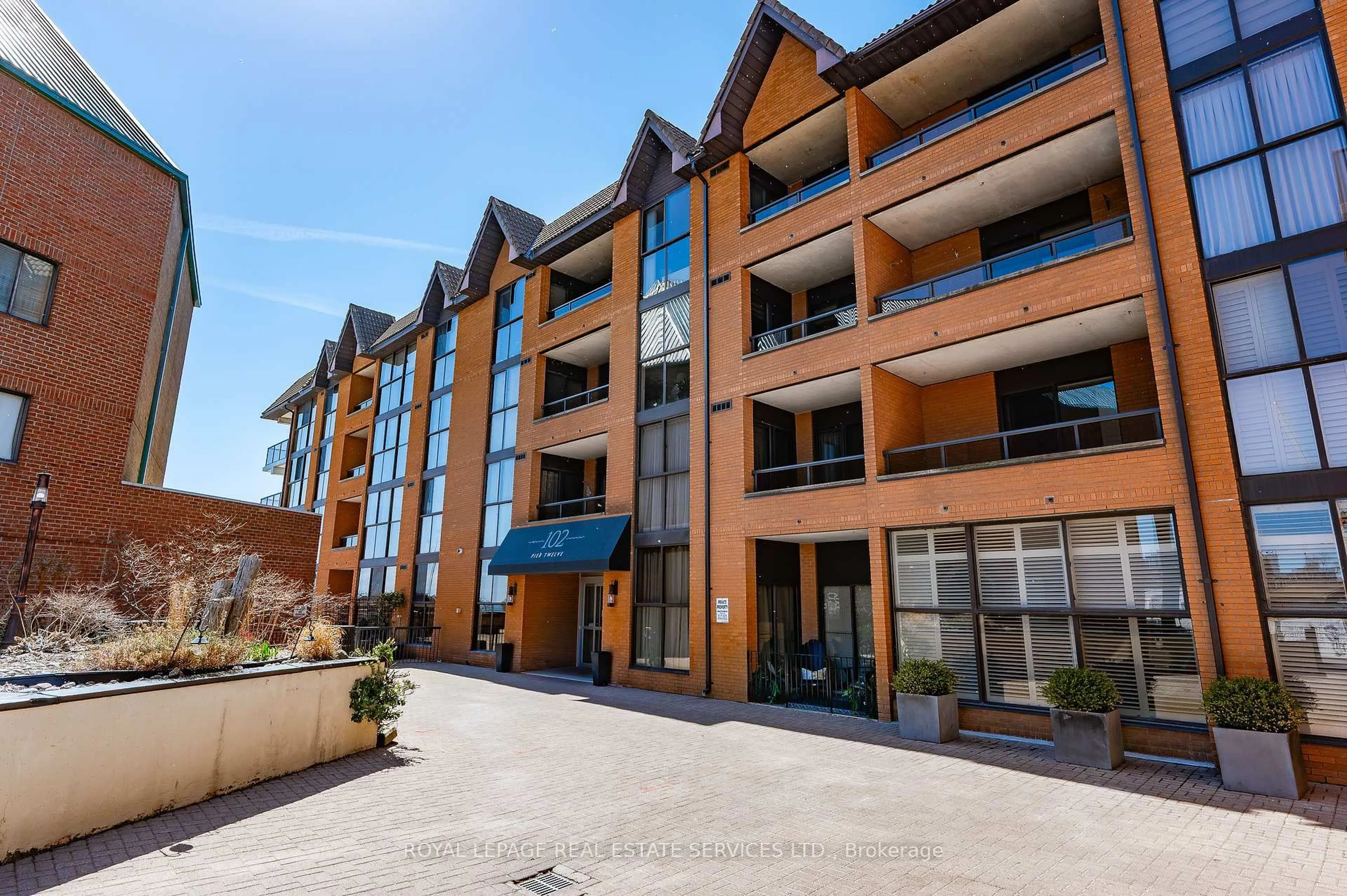 A pic from outside/outdoor area/front of a property/back of a property/a pic from drone, building for 102 Bronte Rd #215, Oakville Ontario L6L 6J5