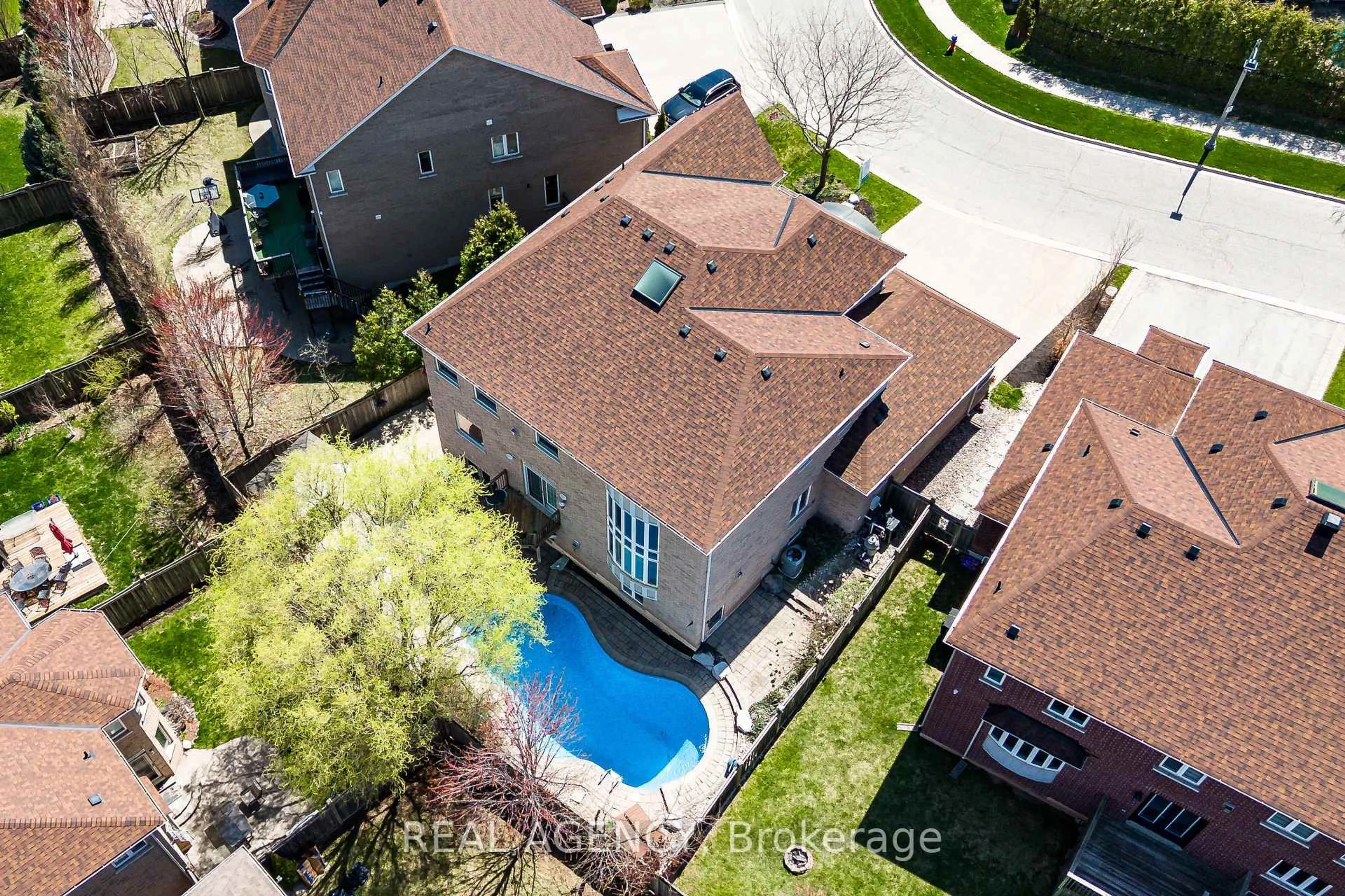 A pic from outside/outdoor area/front of a property/back of a property/a pic from drone, street for 2361 Delnice Dr, Oakville Ontario L6H 0A9